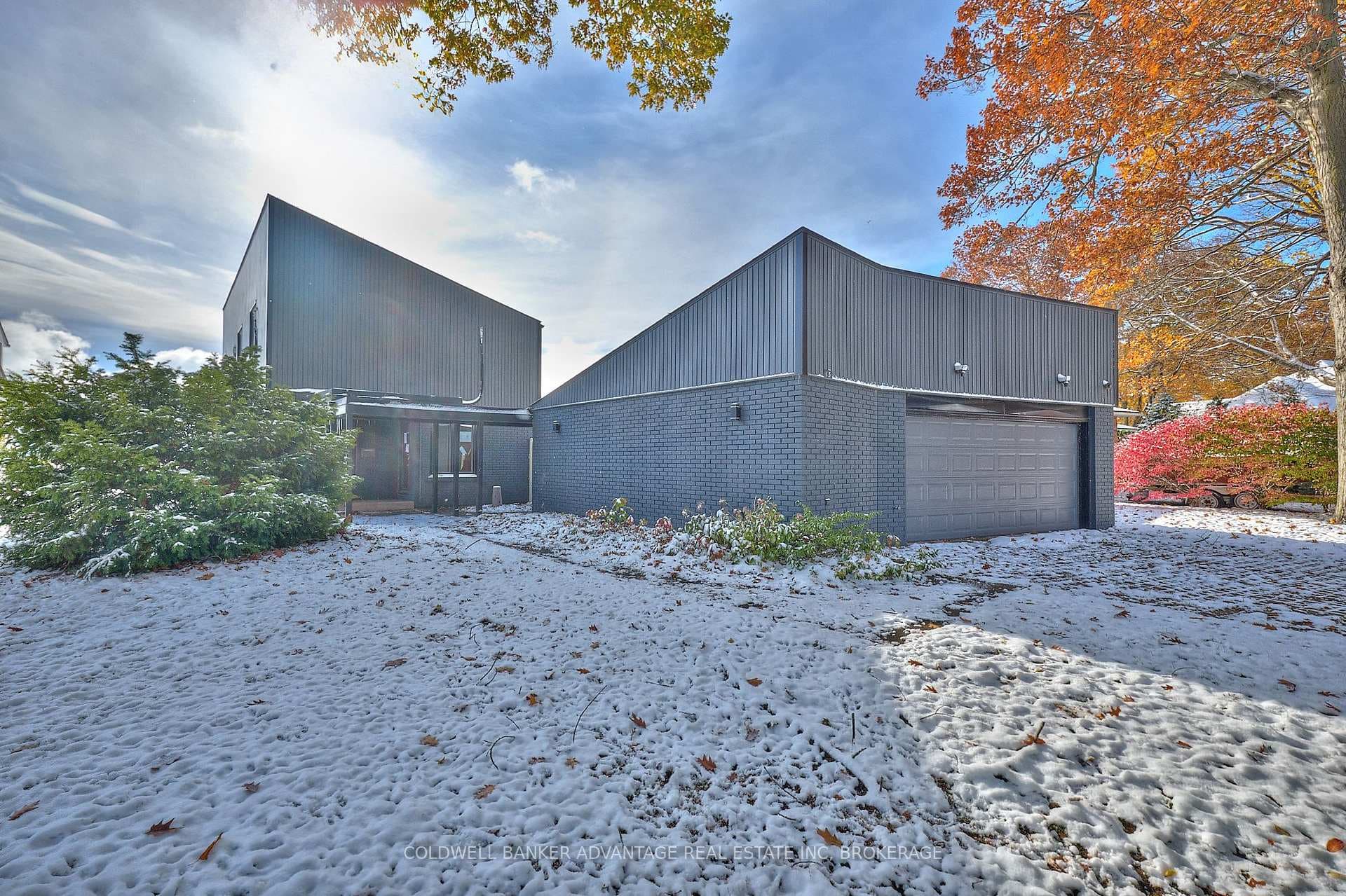 13 Lakewood Crescent photo 1