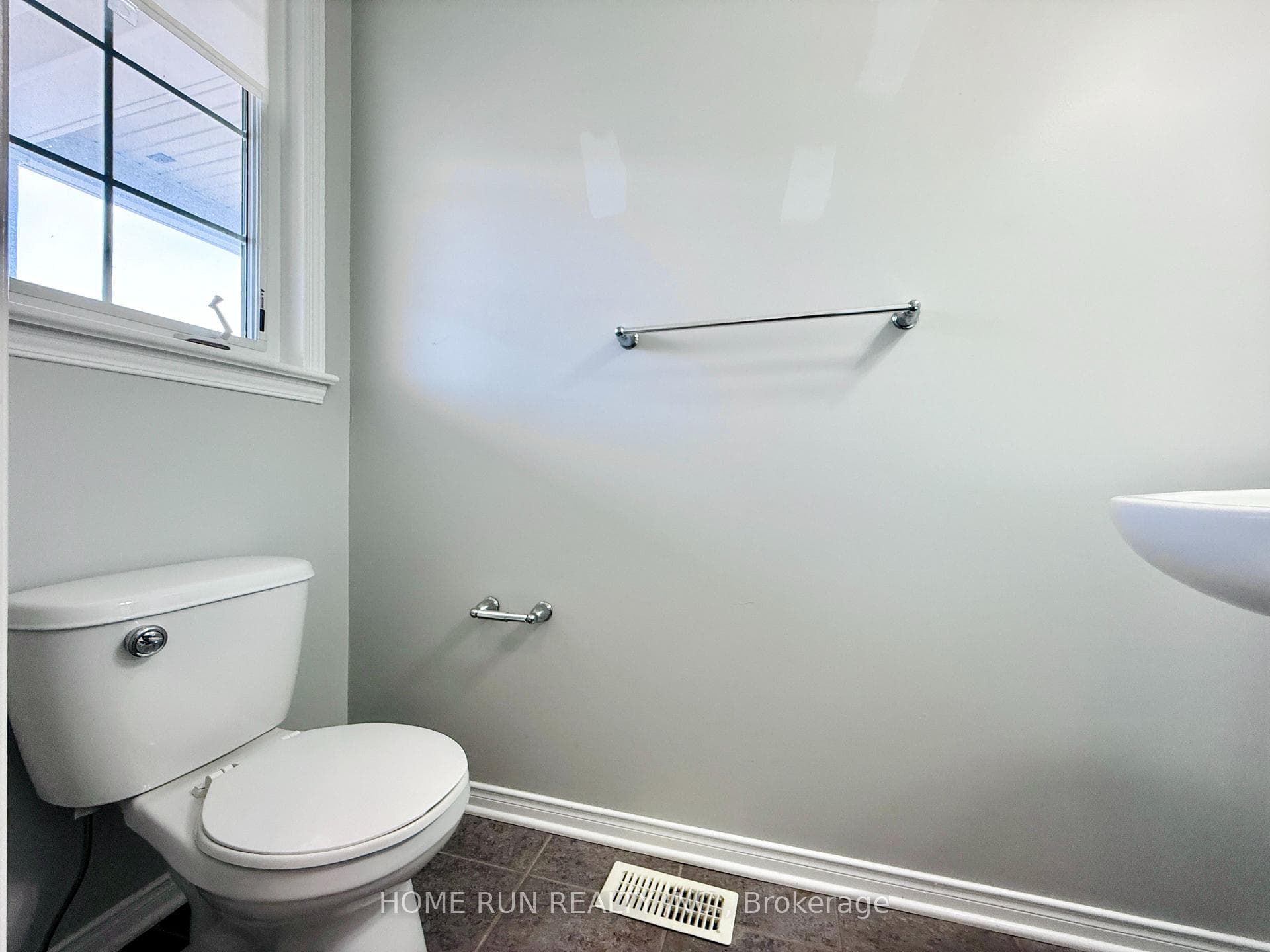 183 Laramie Crescent photo 12
