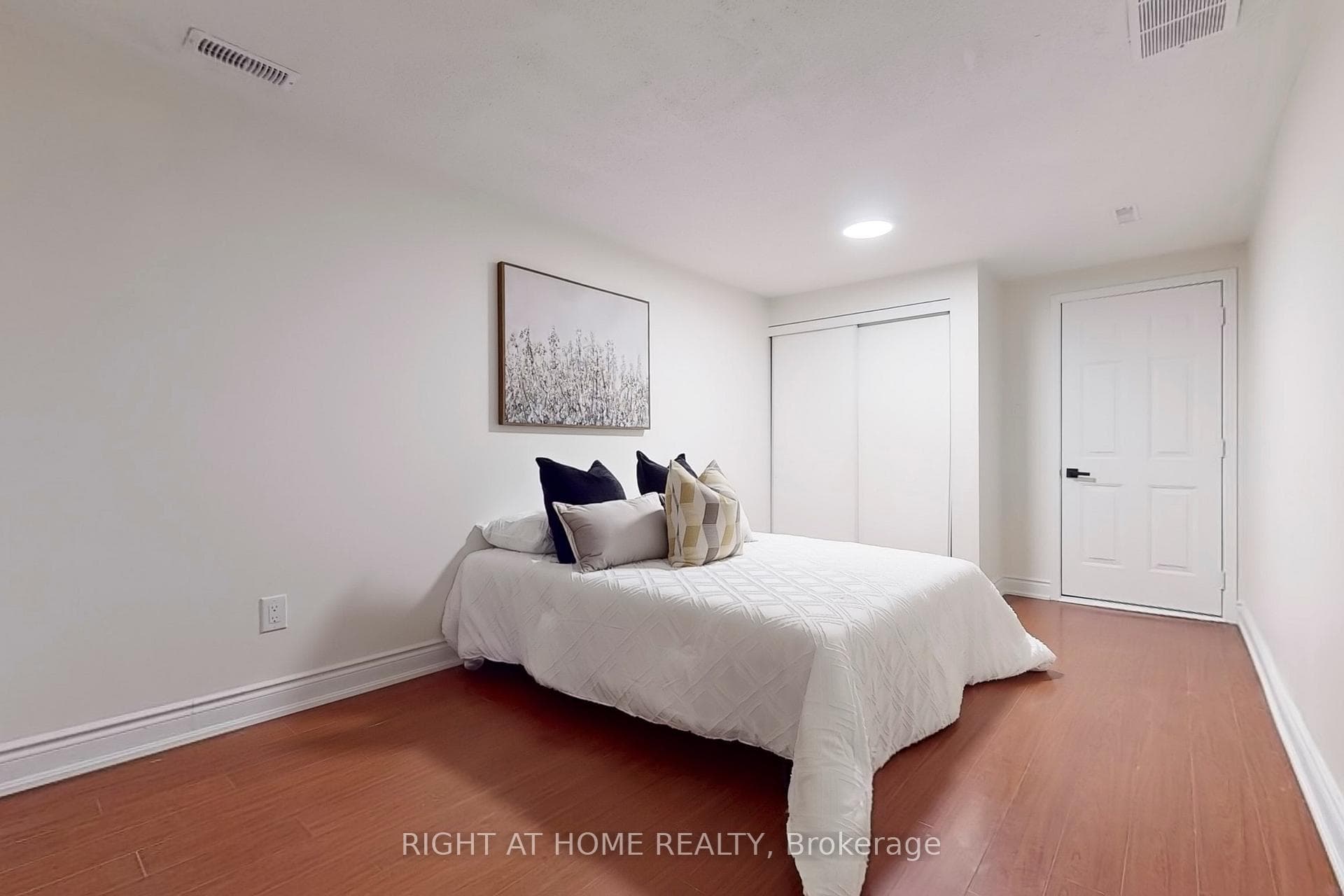 4762 Colombo Crescent photo 34