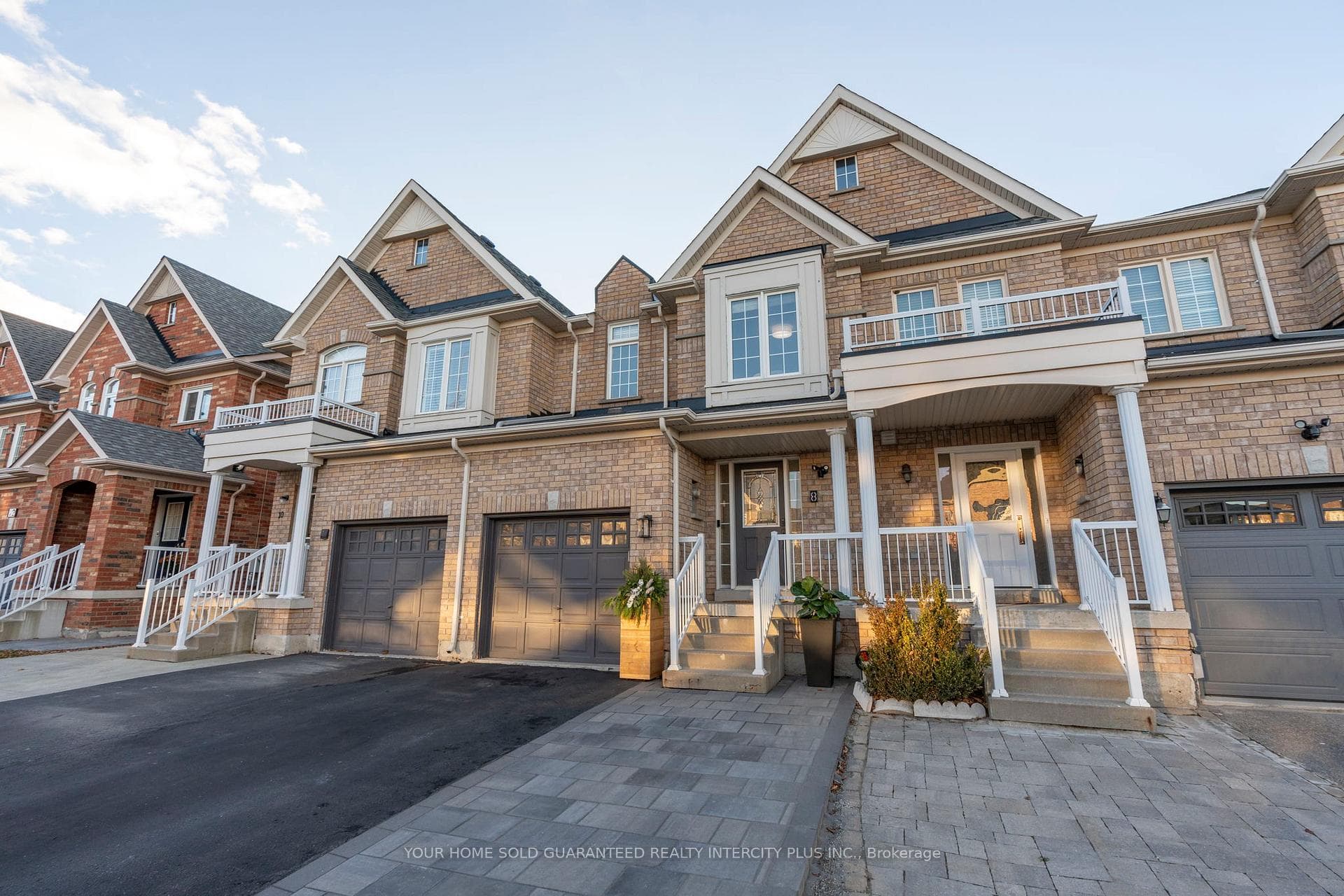 8 Crestbank Court photo 1
