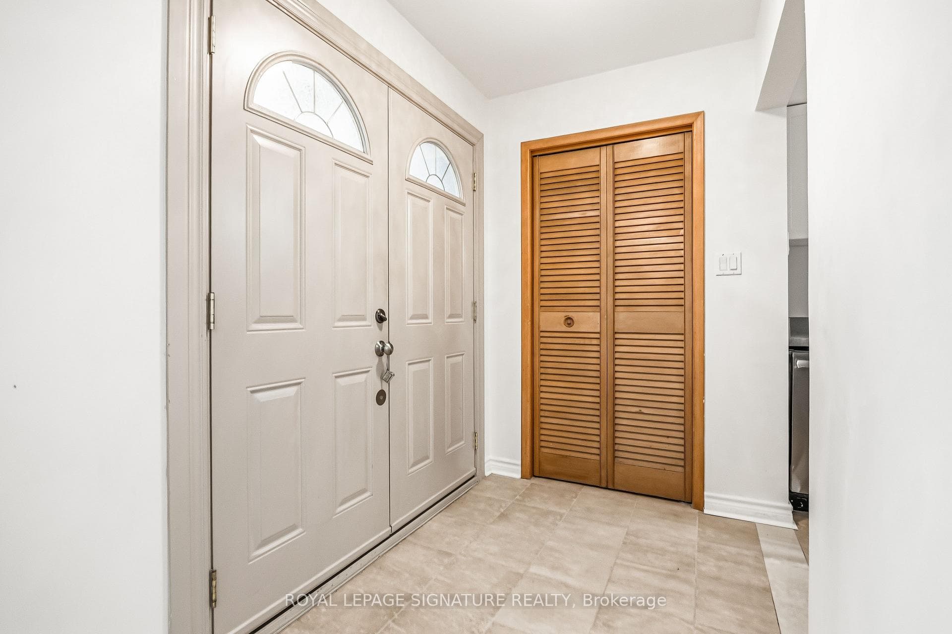 3 Presley Ave - Family size foyer