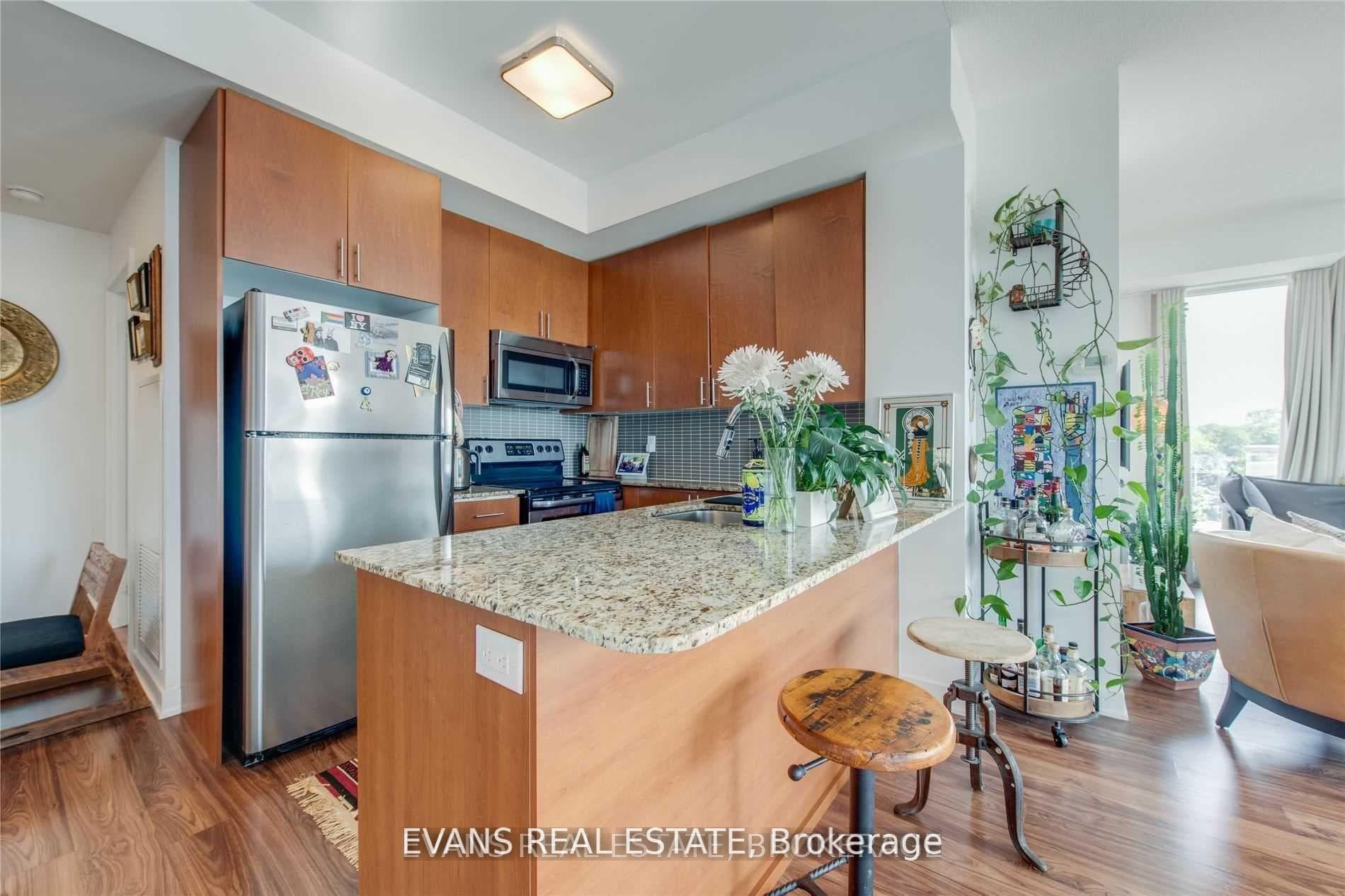 705-260 Sackville St Kitchen Breakfast Bar