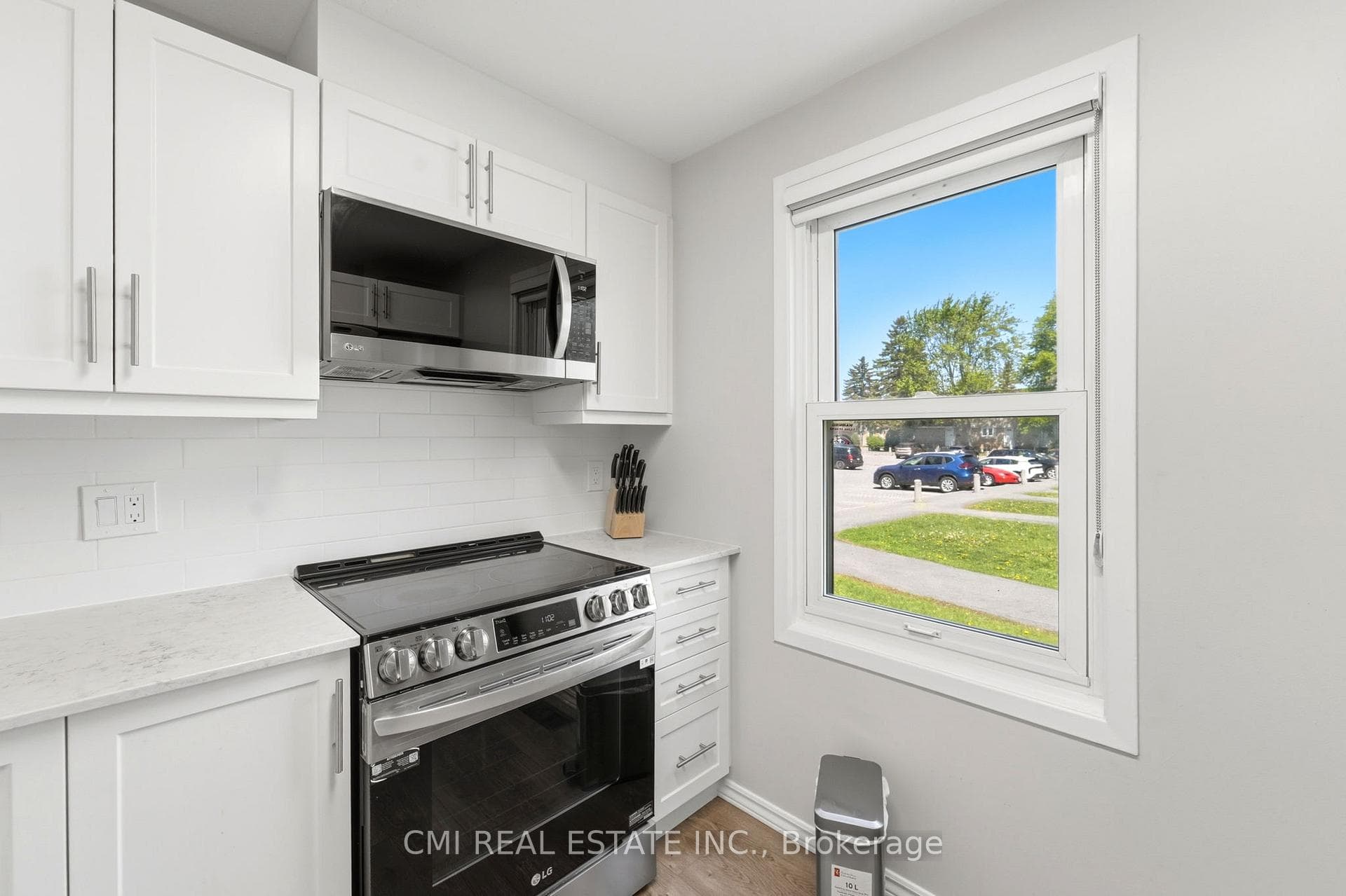 1765 Lamoureux Drive Unit B photo 19