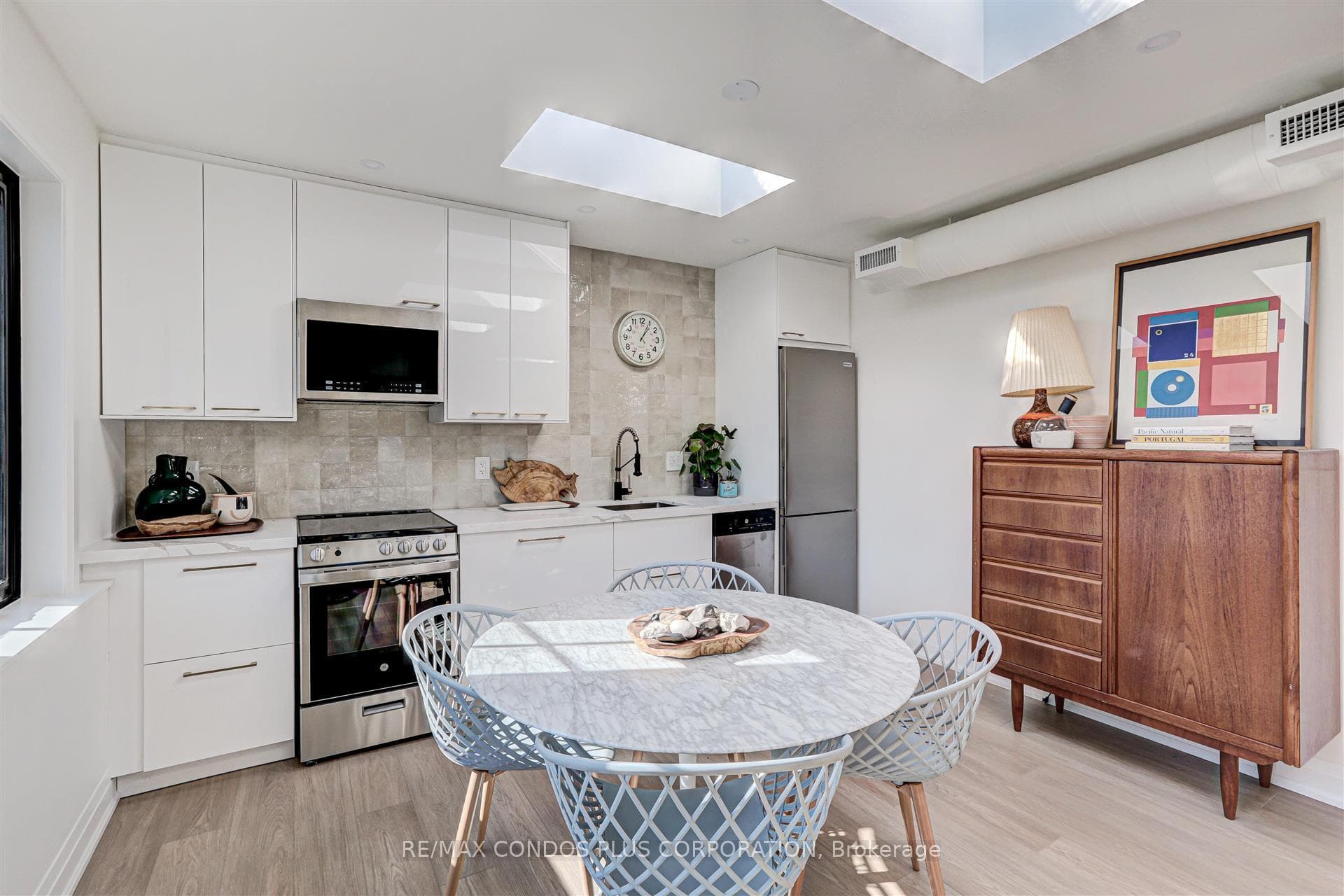 75R Fern Avenue Unit Laneway photo 4