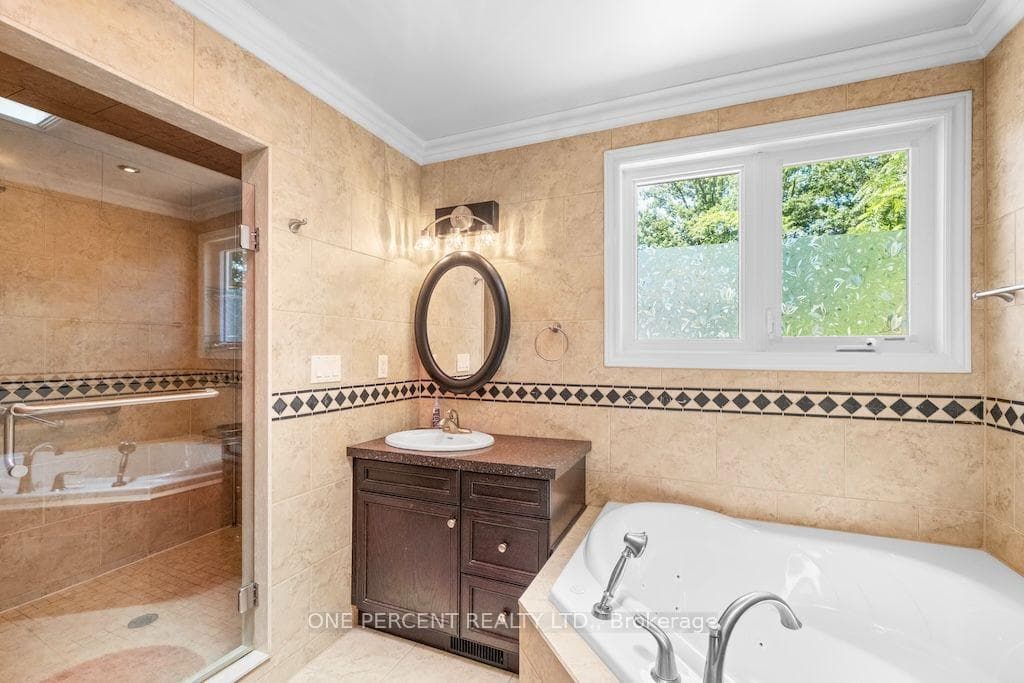 583 Stephens Crescent photo 22