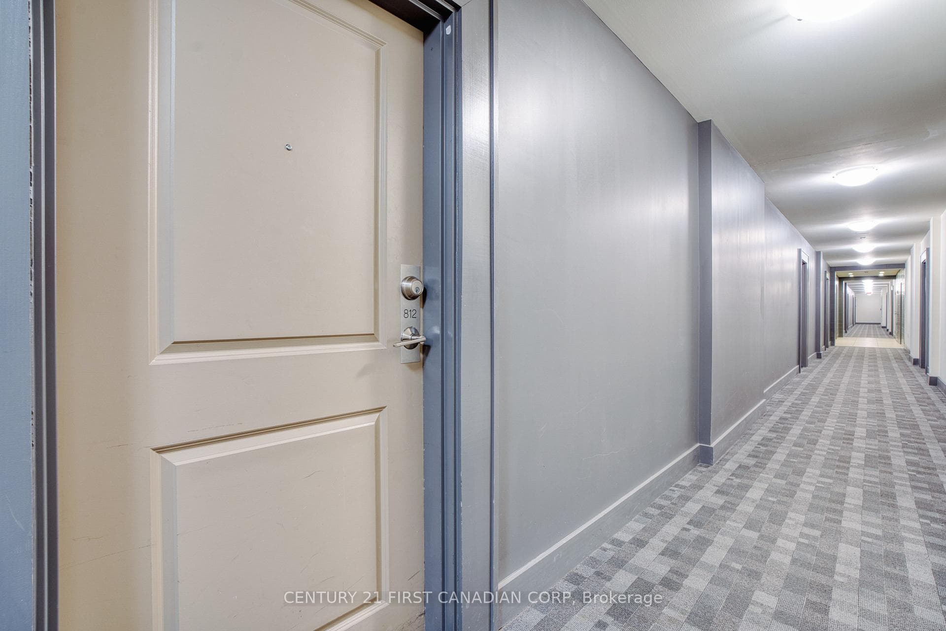 240 Villagewalk Boulevard Unit 812 photo 2