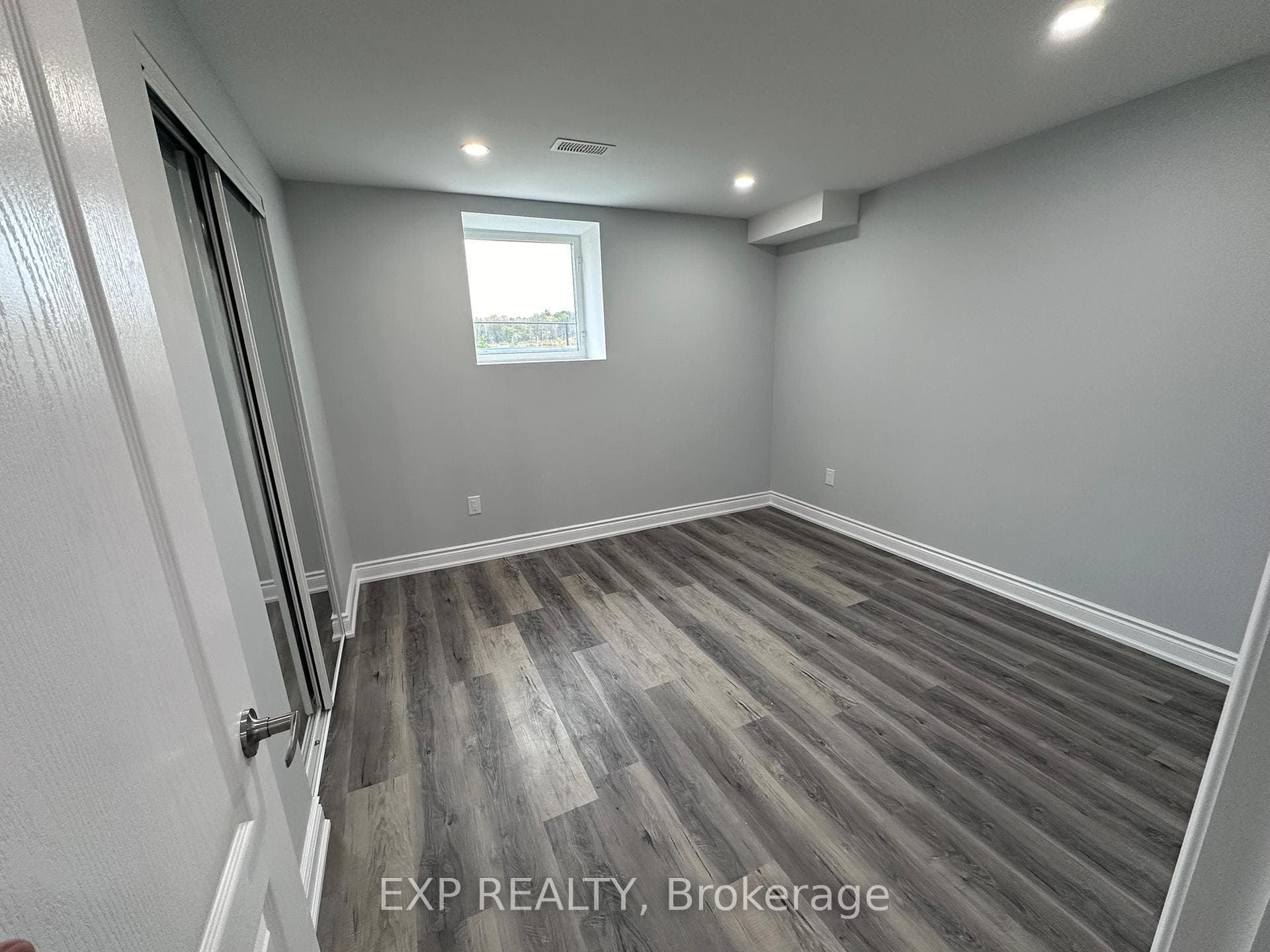 31 Lorne Thomas Place photo 12