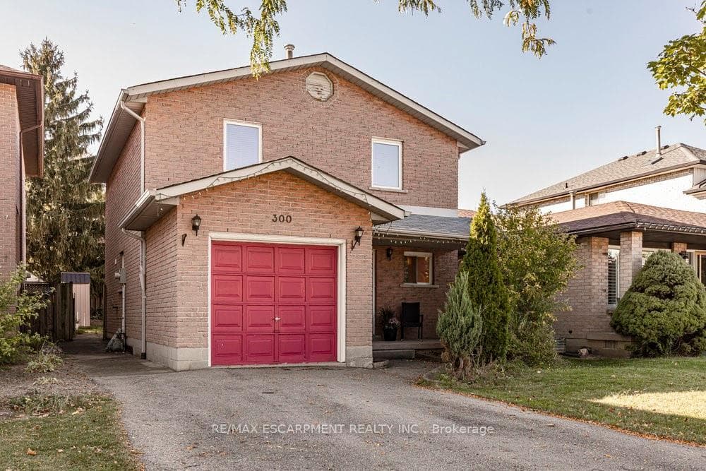 300 CRERAR Drive photo 2