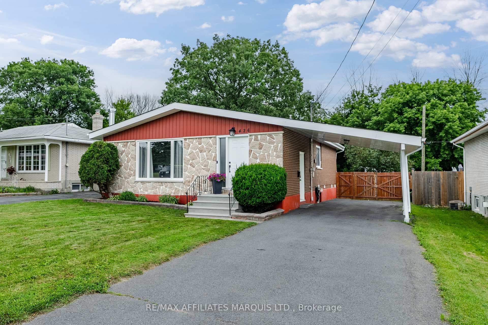 426 Bellevue Crescent photo 2