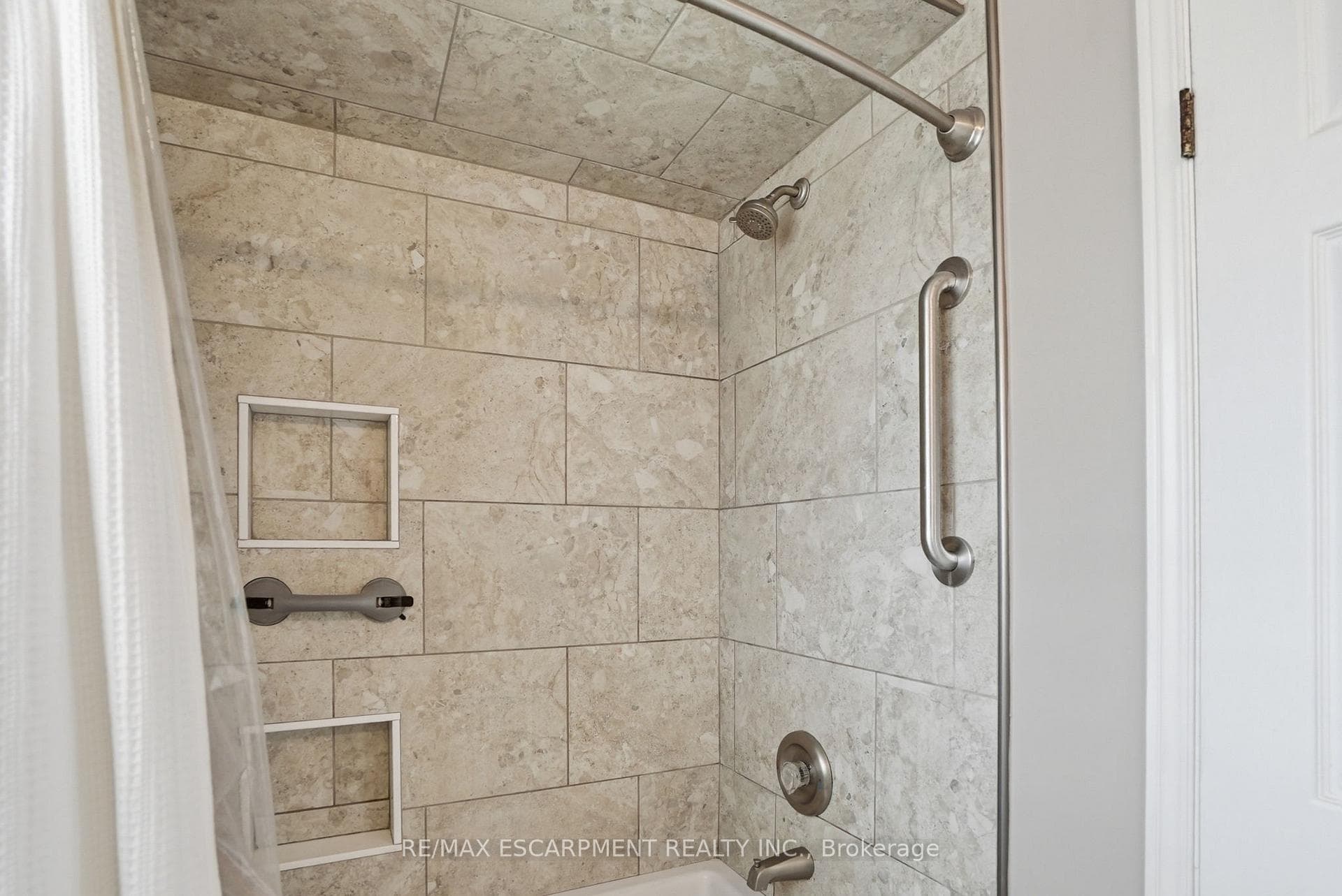 31 Republic Avenue photo 25