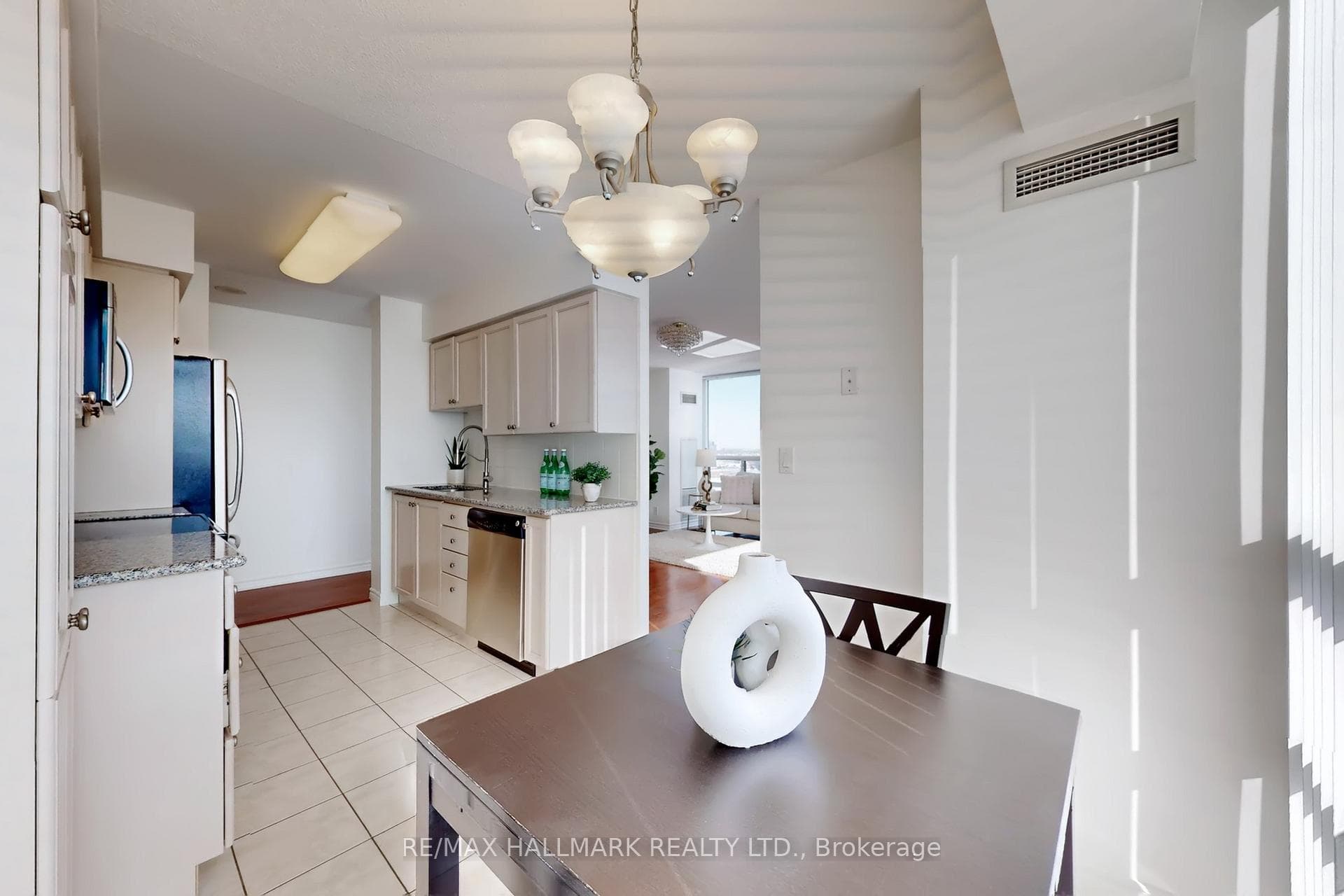 68 Grangeway Avenue Unit 1510 photo 15