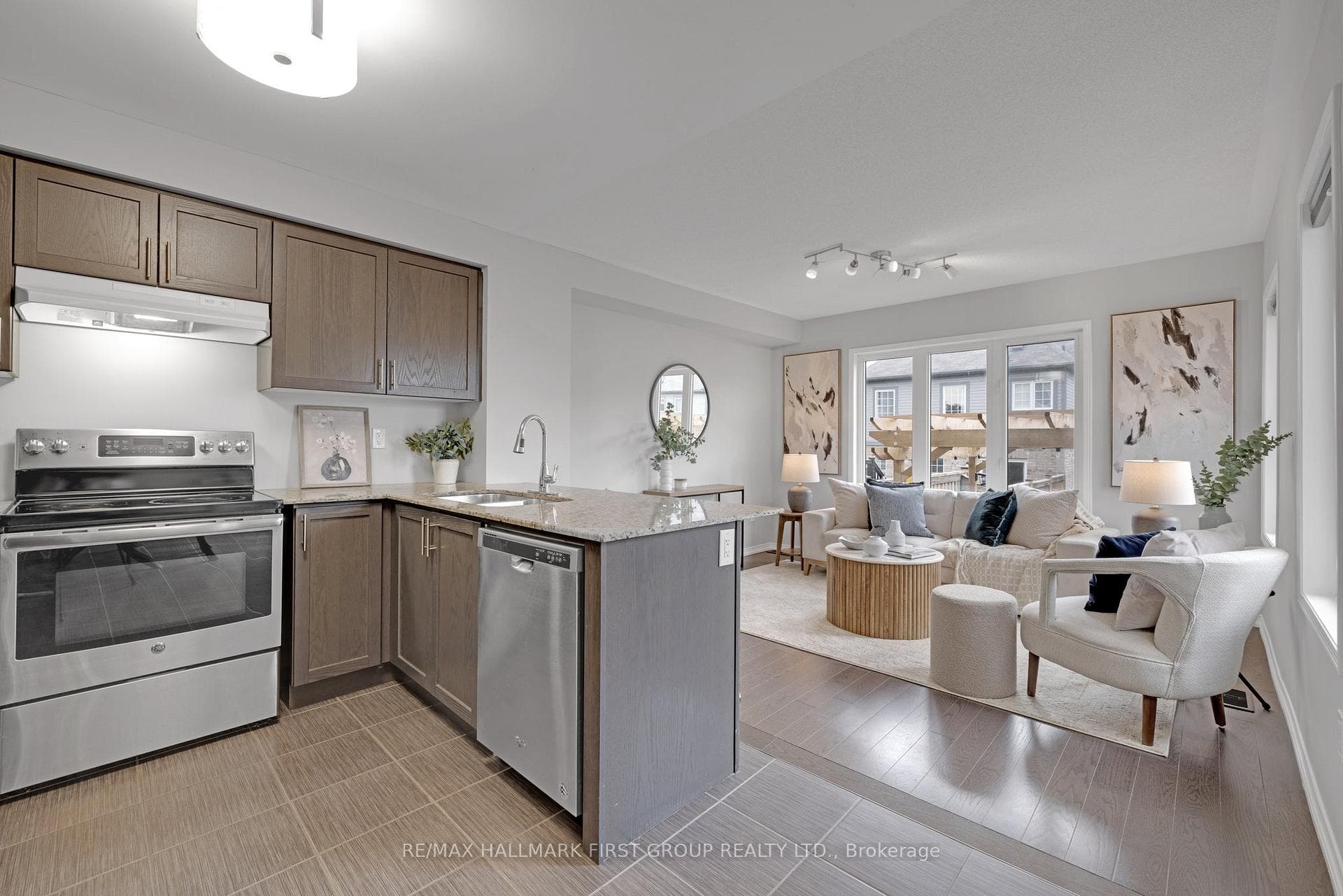 98 John Matthew Crescent photo 1
