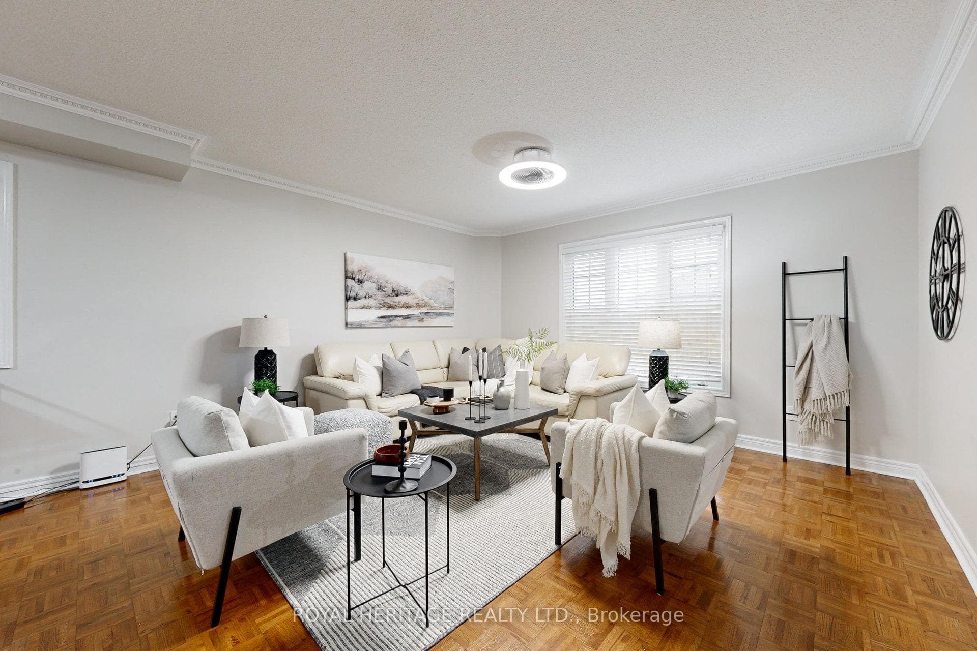 154 Queen Isabella Crescent photo 3