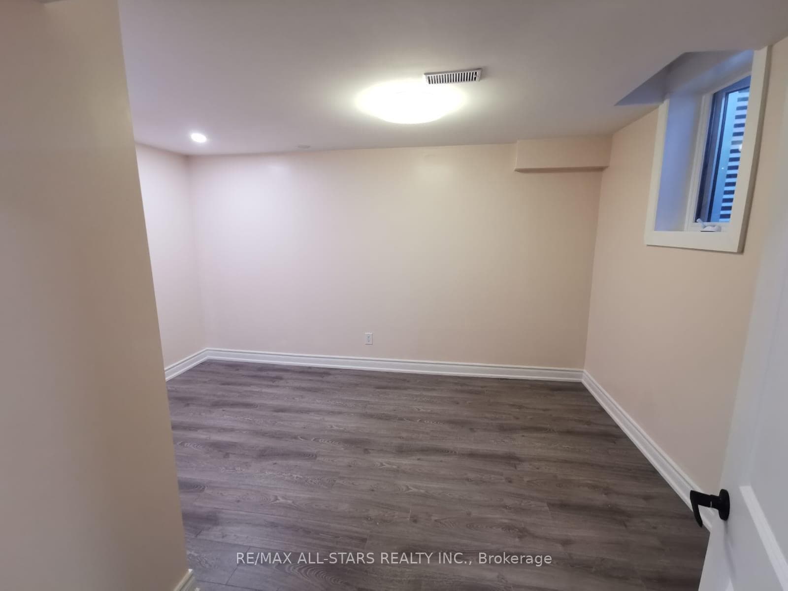 48 Fencerow Drive Unit Bsmnt photo 8