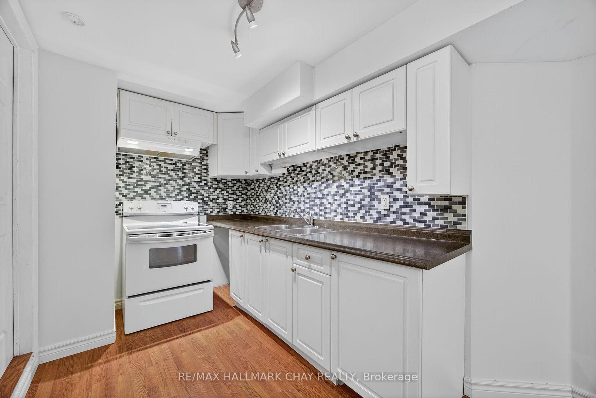 12 Prince Of Wales Drive photo 28