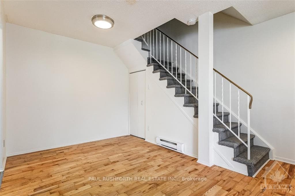 1374 MARIGOLD Crescent photo 8