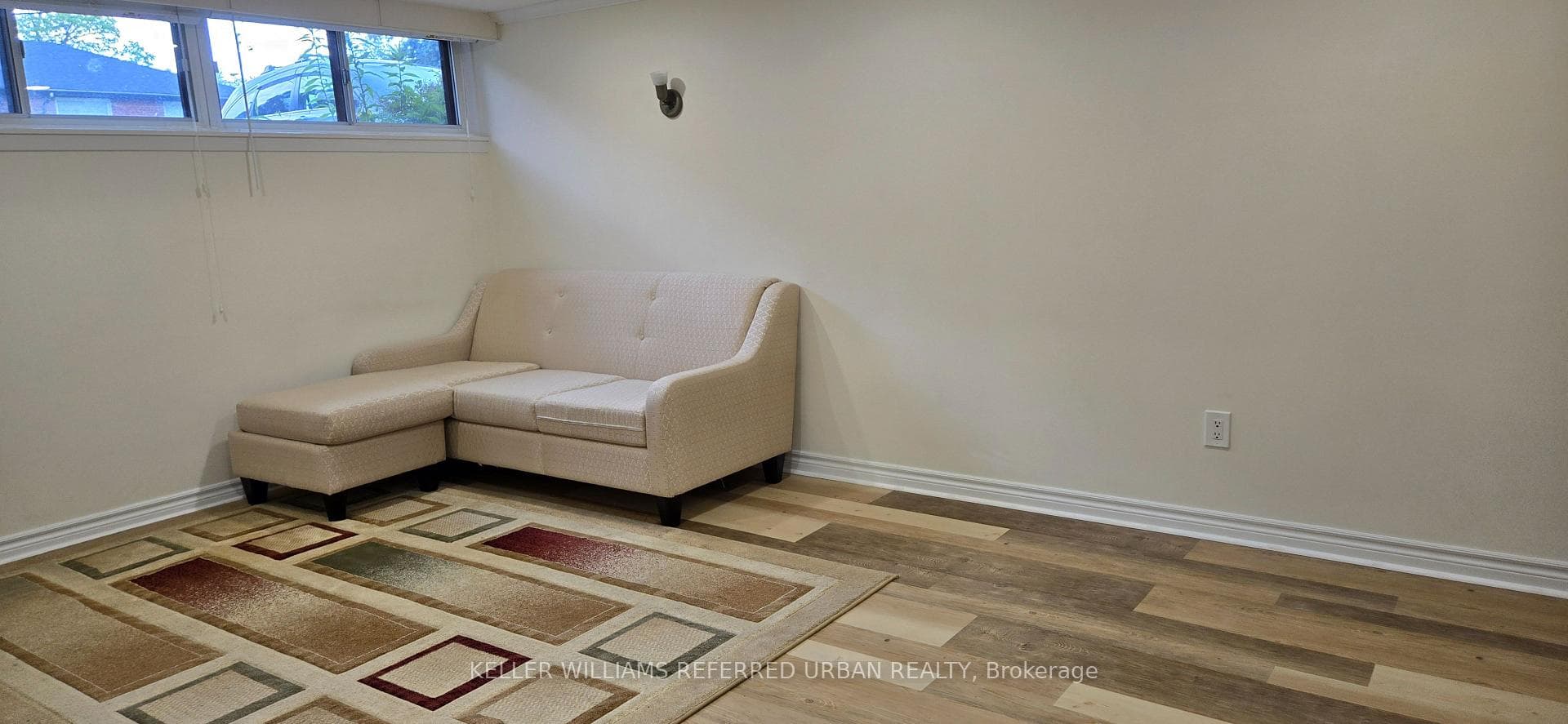 49 Halkin Crescent Unit Bsmt photo 3