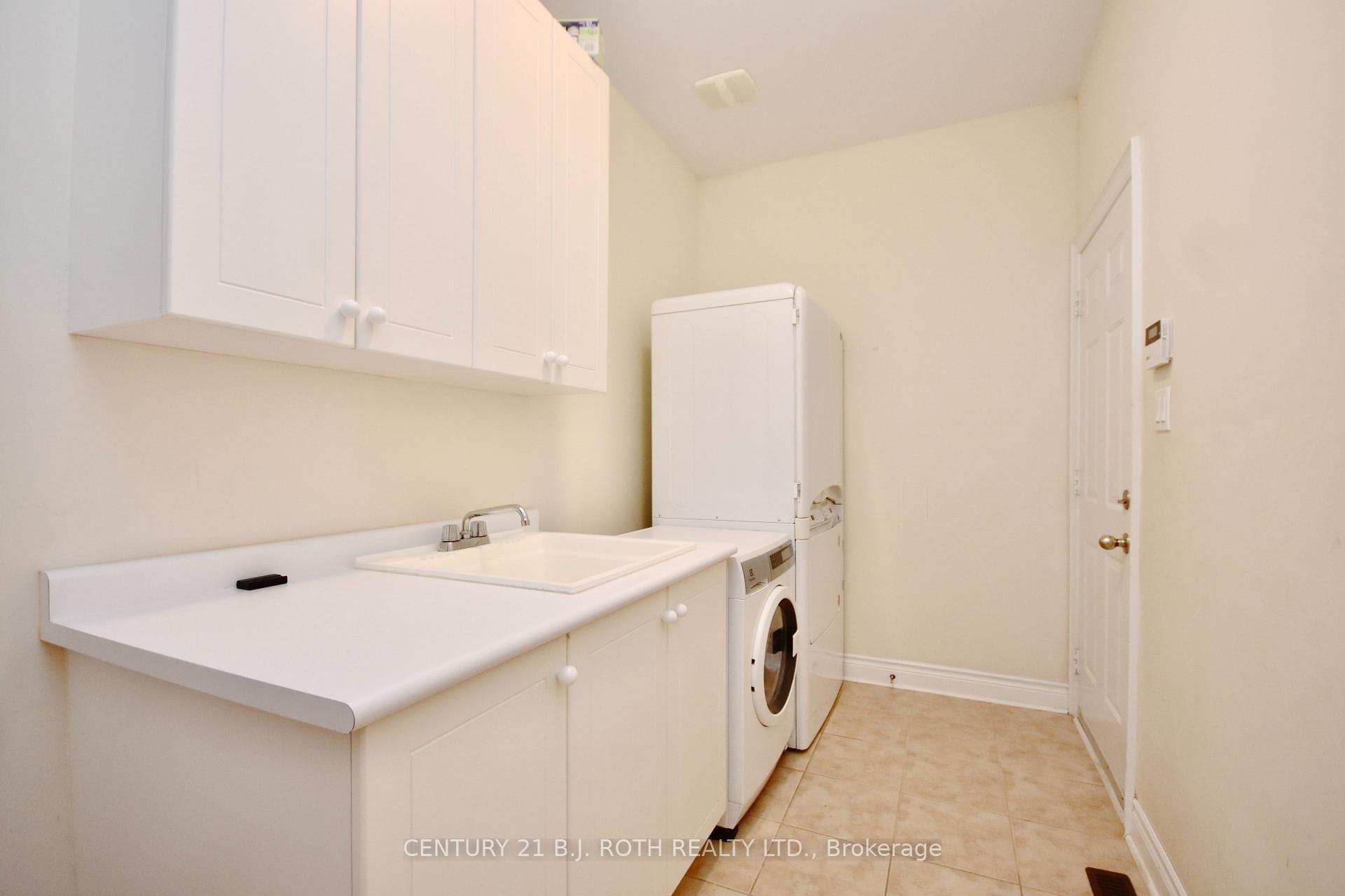 41 Camelot Square photo 20