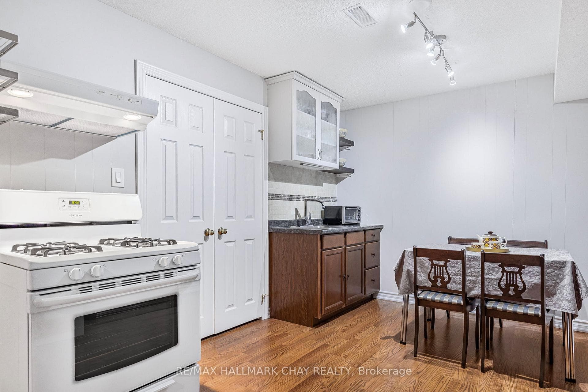 8 Dove Crescent photo 28