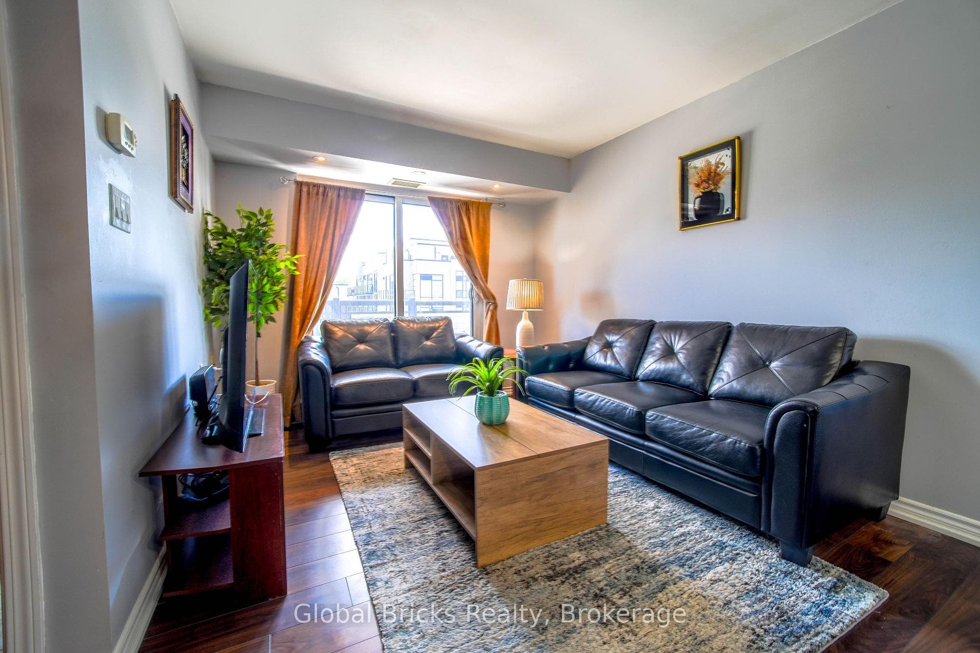 872 Sheppard Avenue photo 4