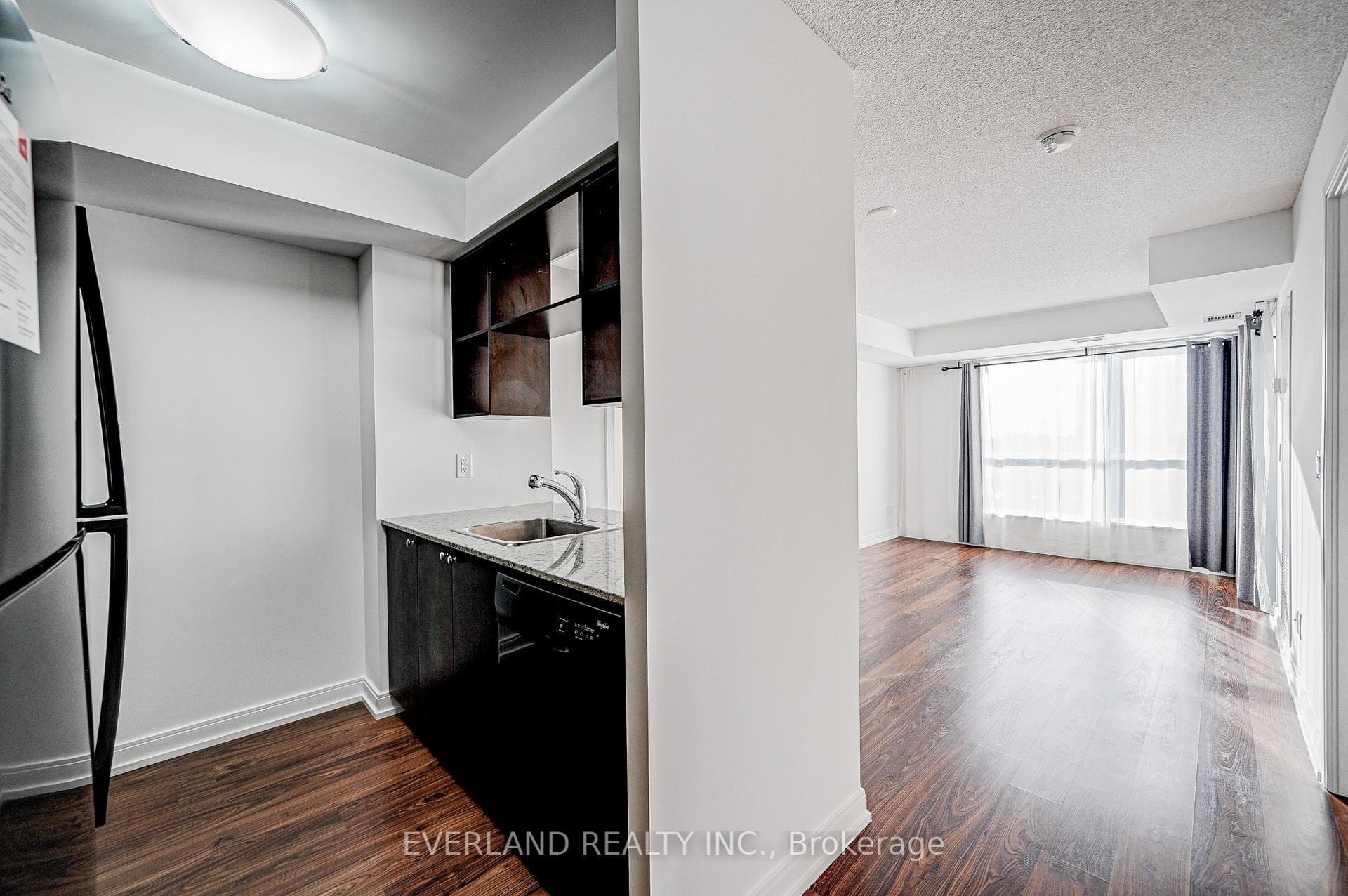 181 Village Green Square Unit 815 photo 5
