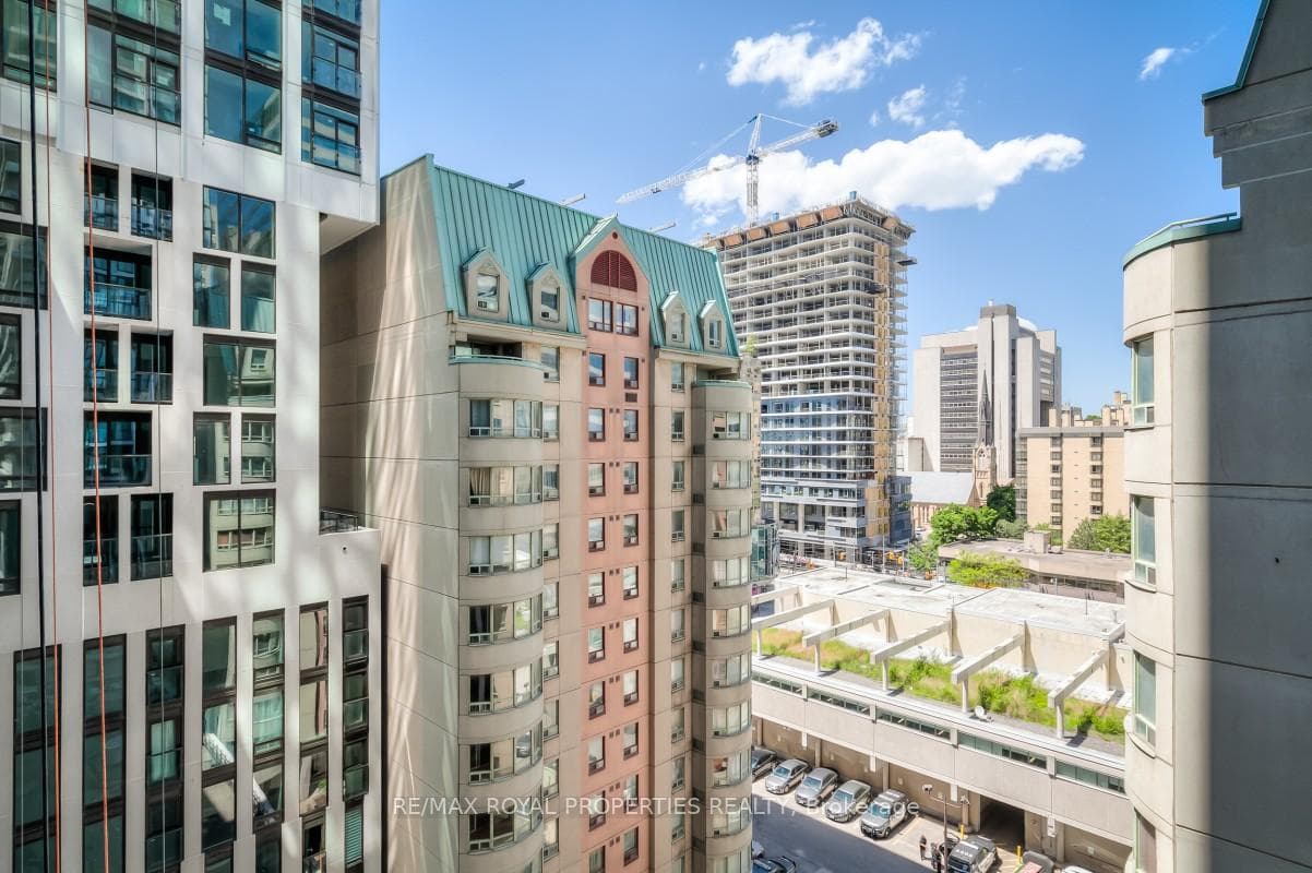 238 Simcoe Street Unit 820 photo 2