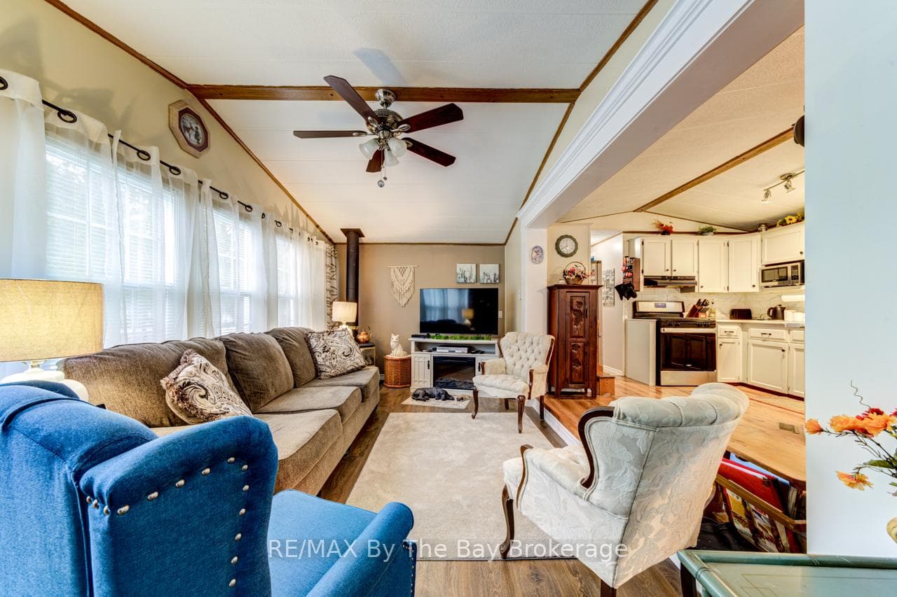 23 PRINCE CHARLES Avenue photo 6