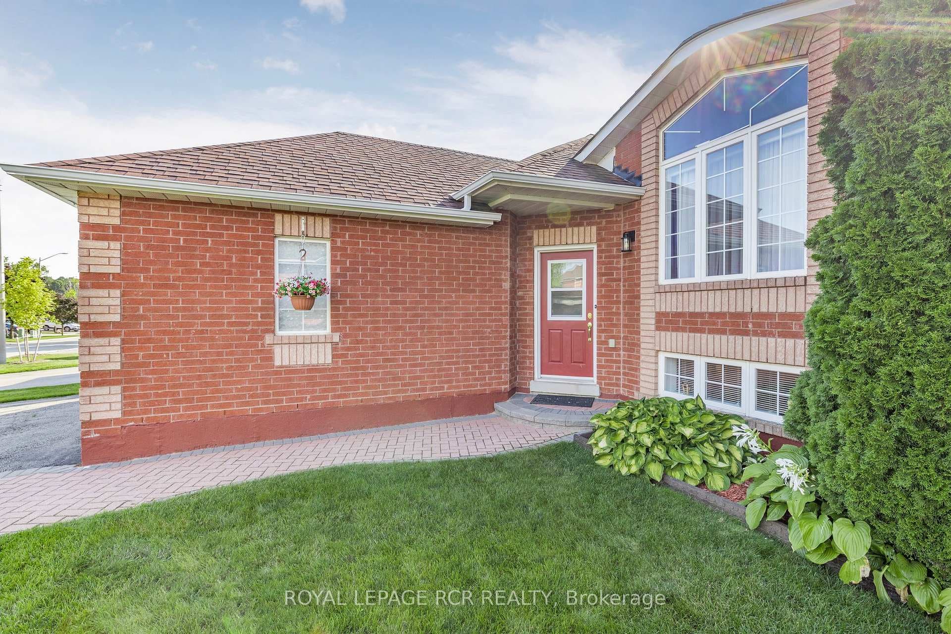 1289 Vincent Crescent photo 3
