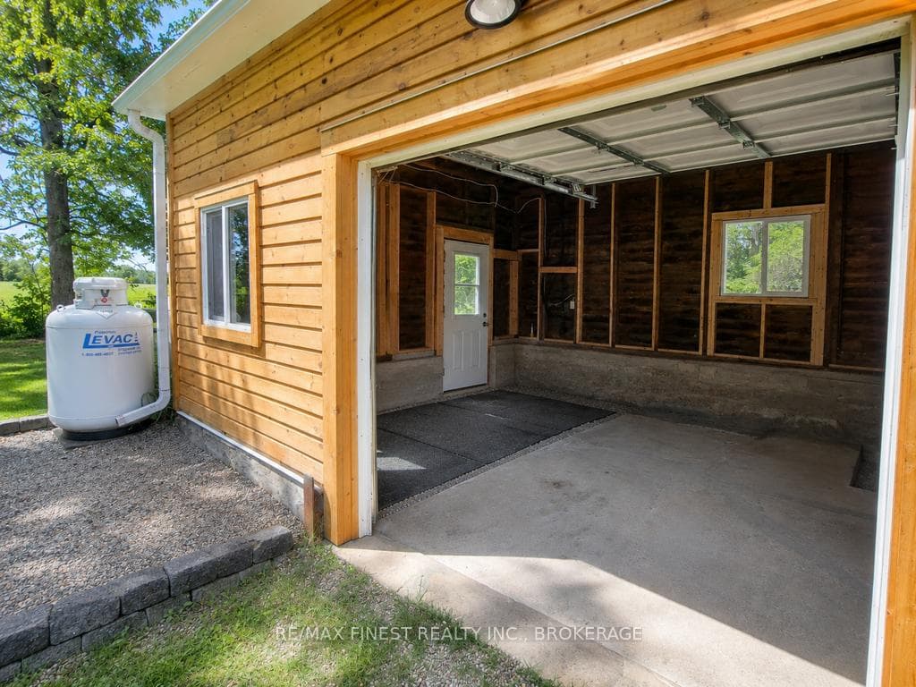 697 Warburton Road photo 21