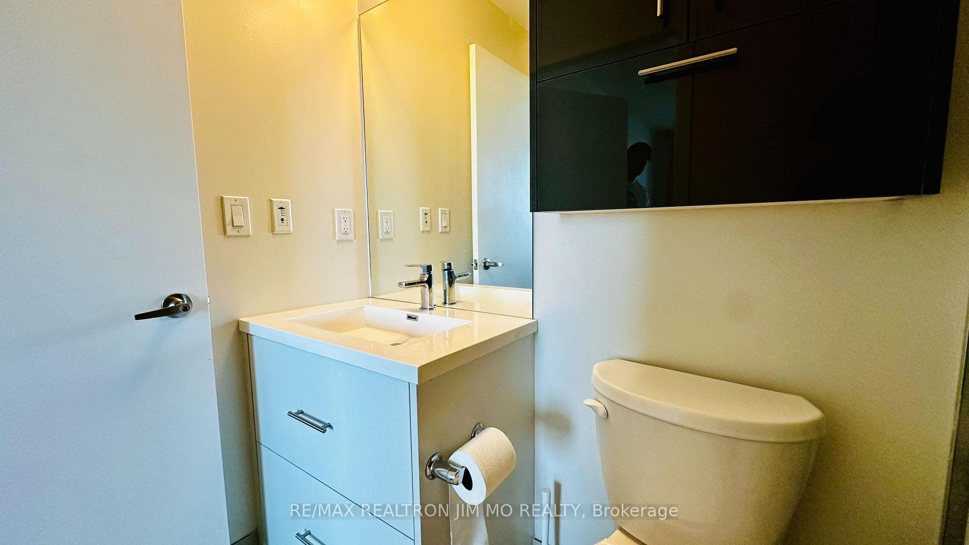 188 FAIRVIEW MALL Drive Unit 522 photo 8