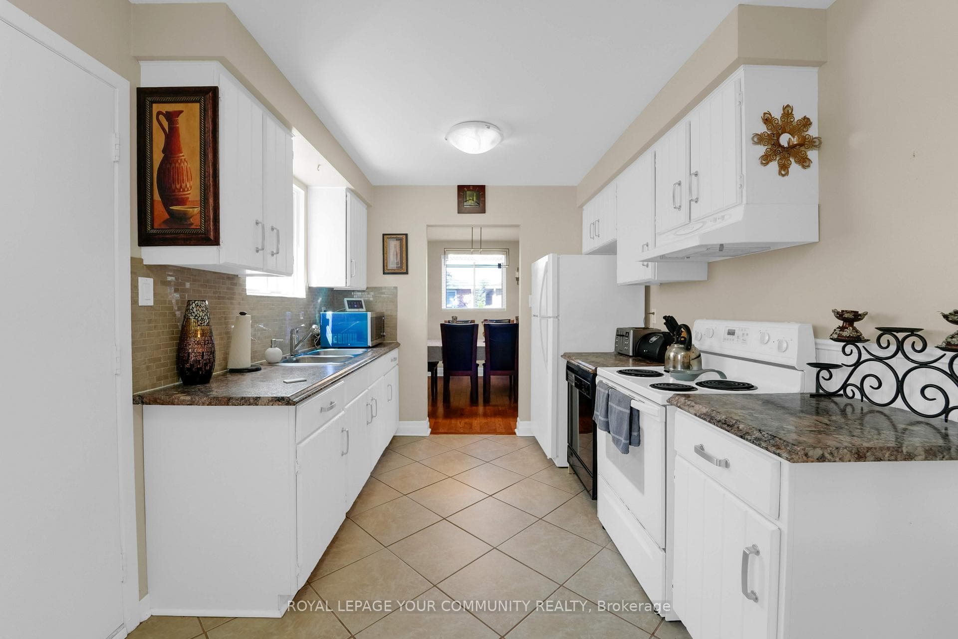 249 Collings Avenue photo 9