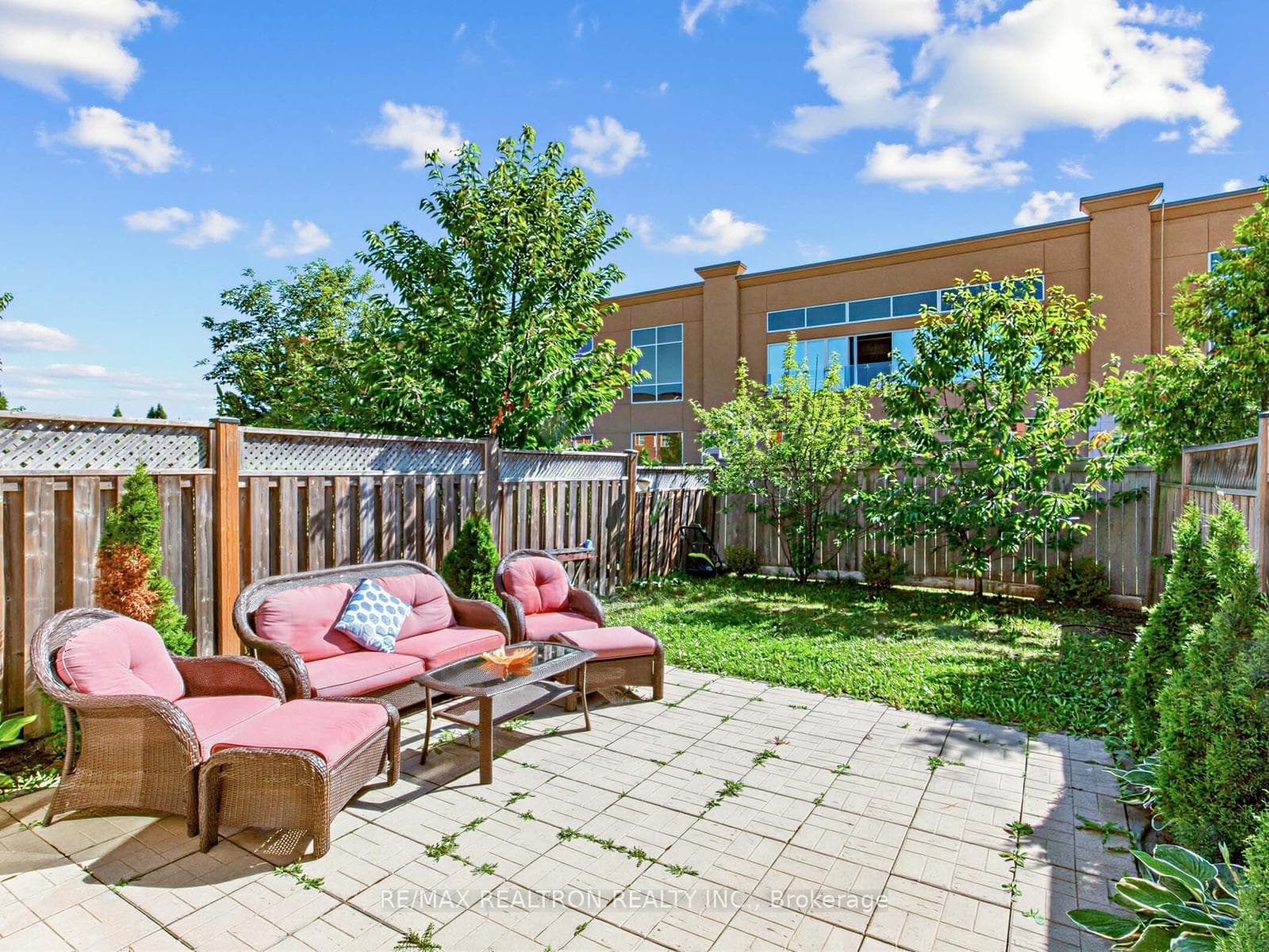 135 Windrow Street photo 35