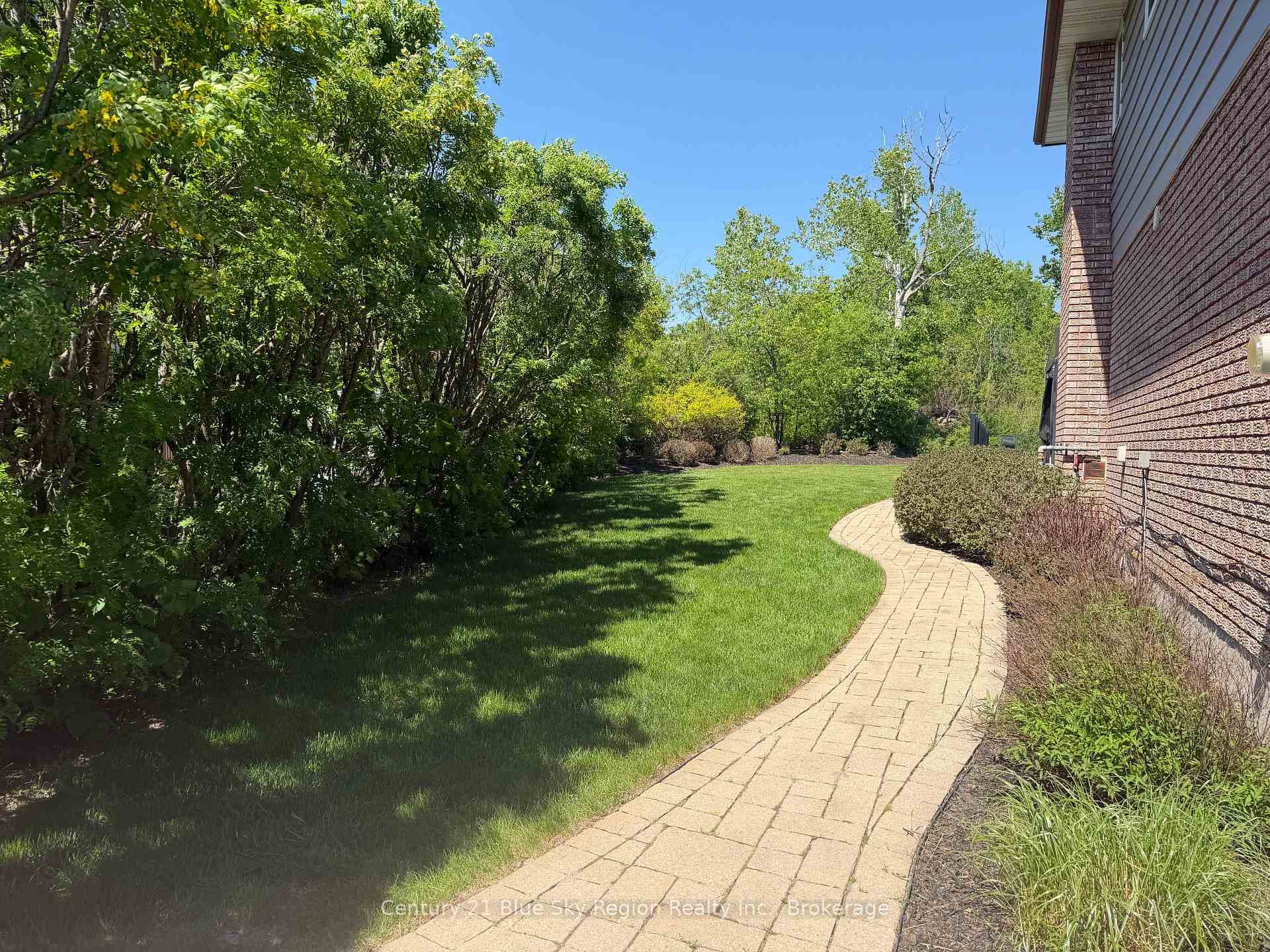 790 LAURENTIAN Avenue photo 36