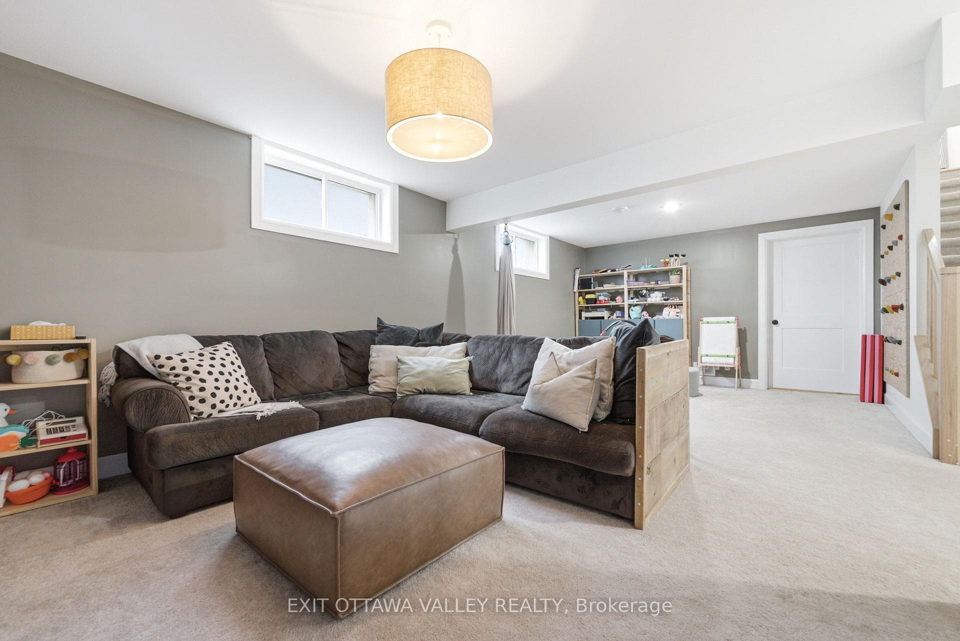 1038 Beatty Crescent photo 37