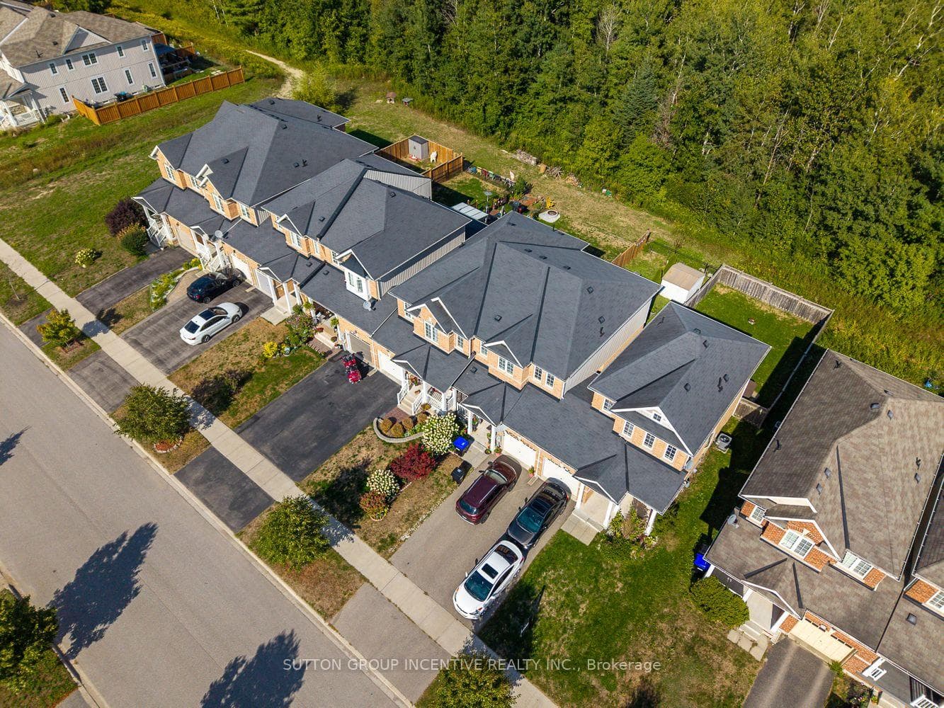 105 COLLIER Crescent photo 31