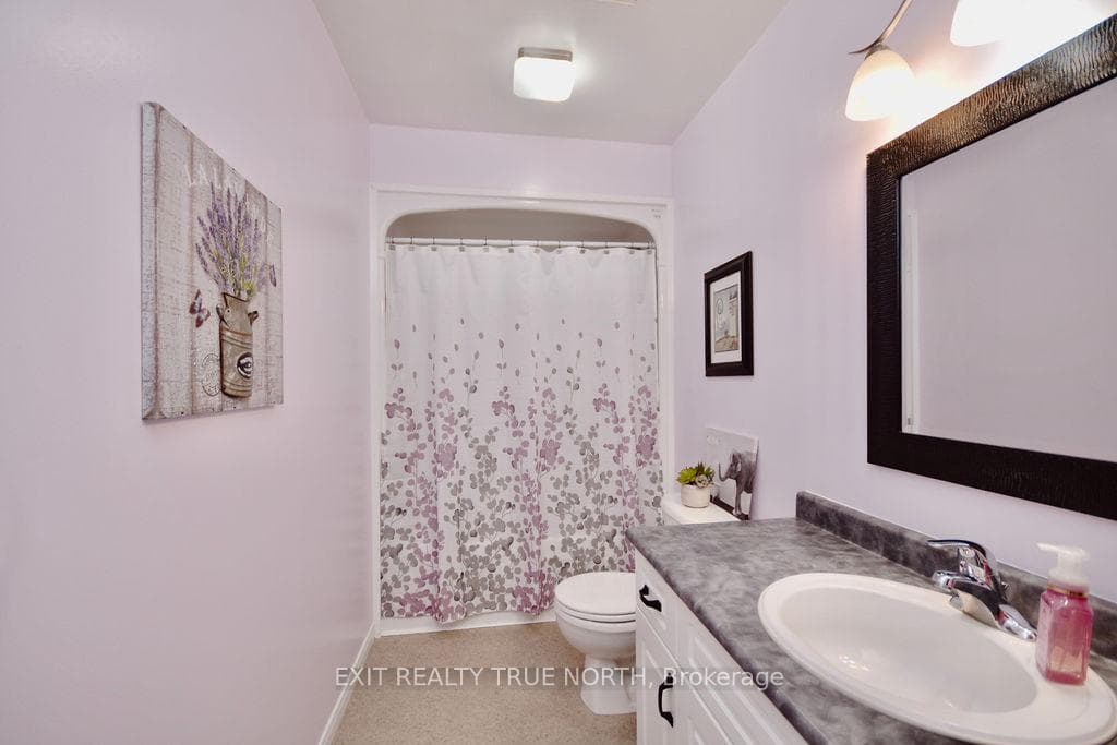 47 Burton Crescent photo 16