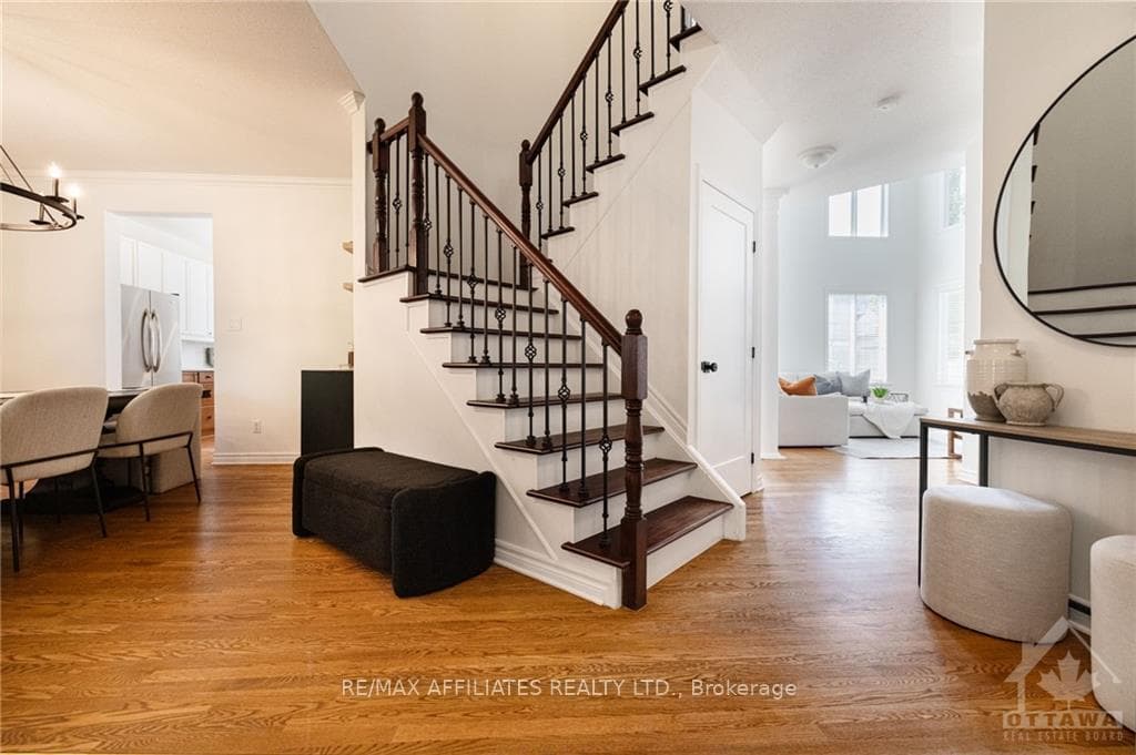 8 REDBRIDGE Crescent photo 3