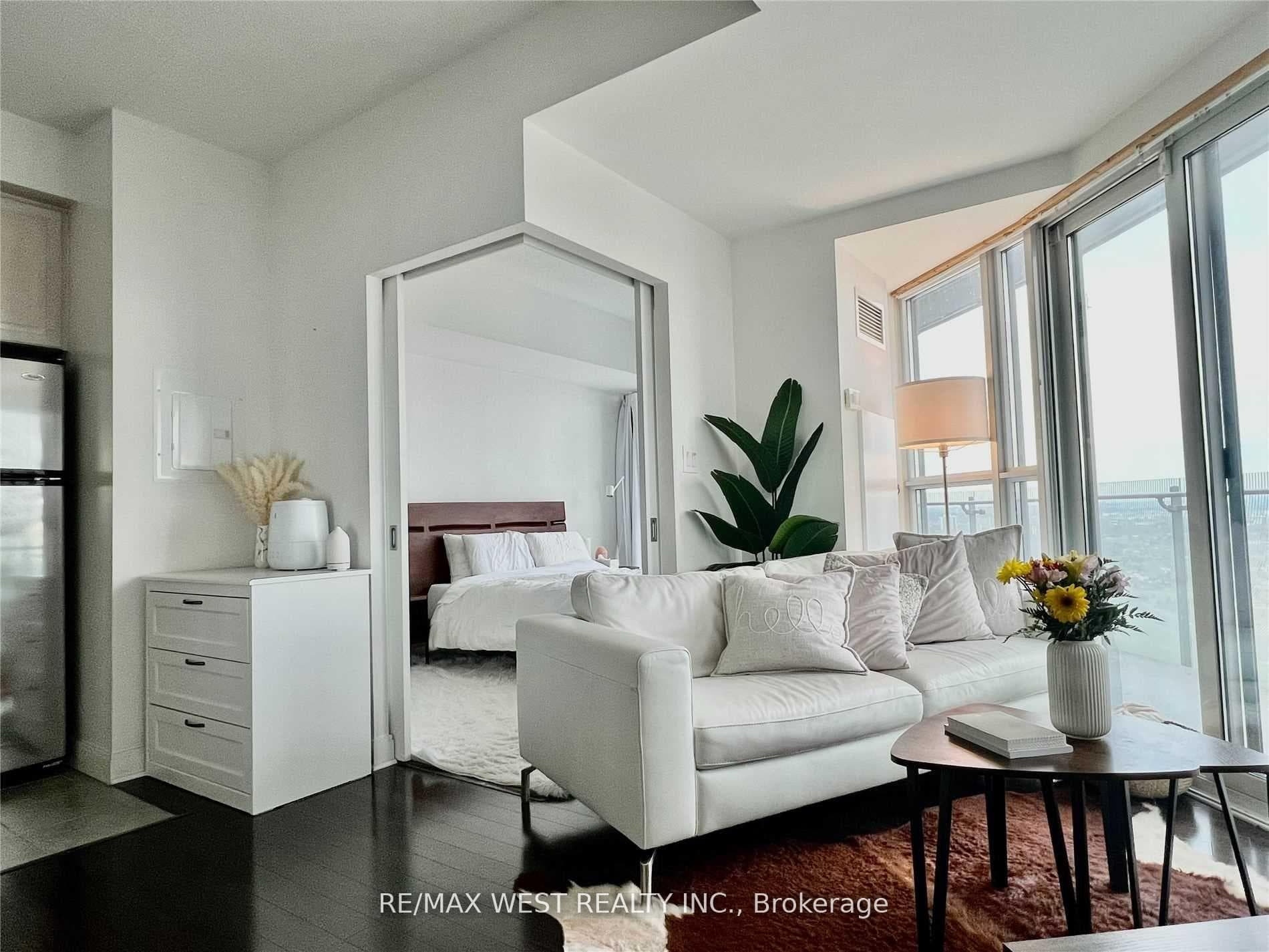 50 Absolute Avenue Unit 3904 photo 5
