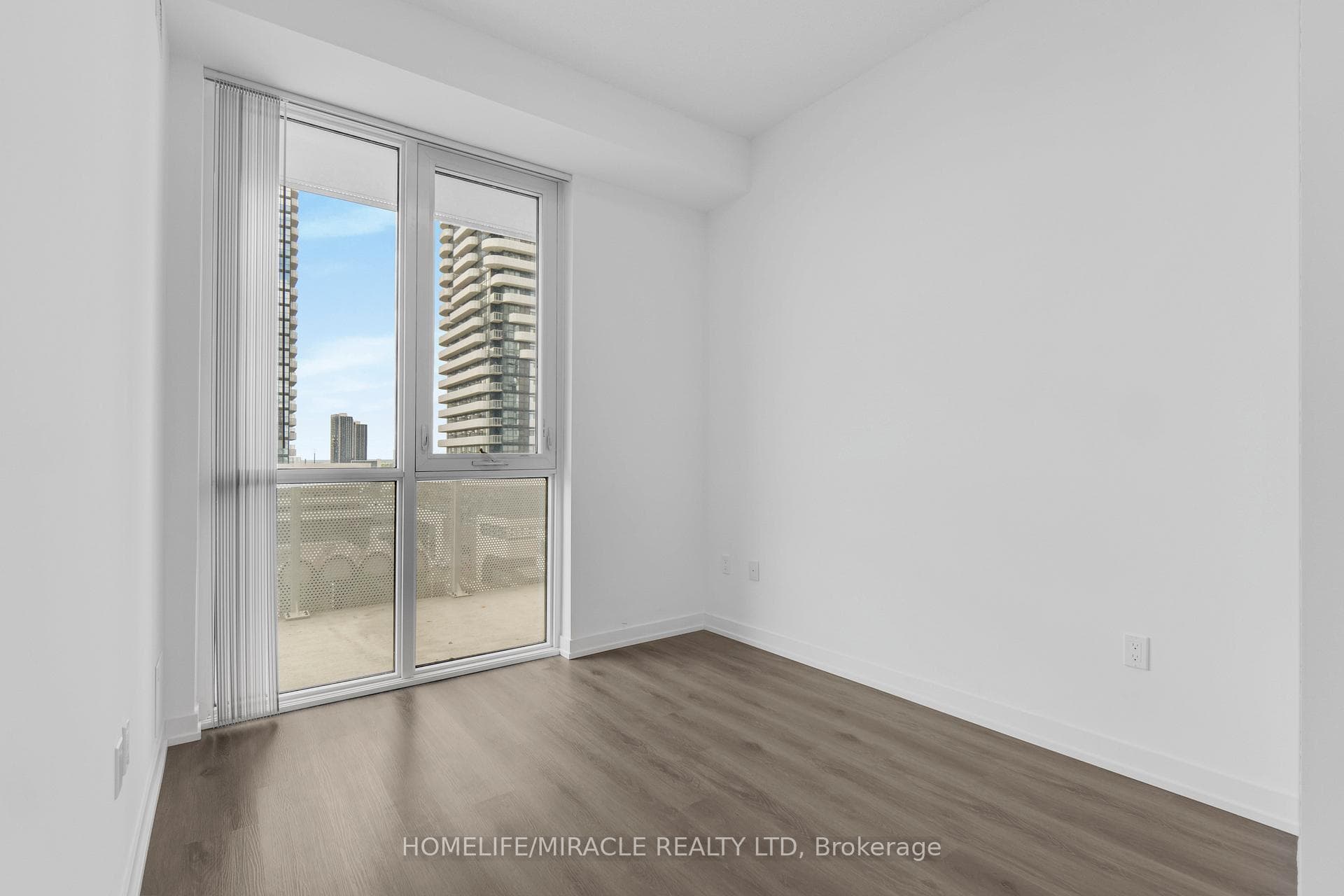 28 Interchange Way Unit 702 photo 17