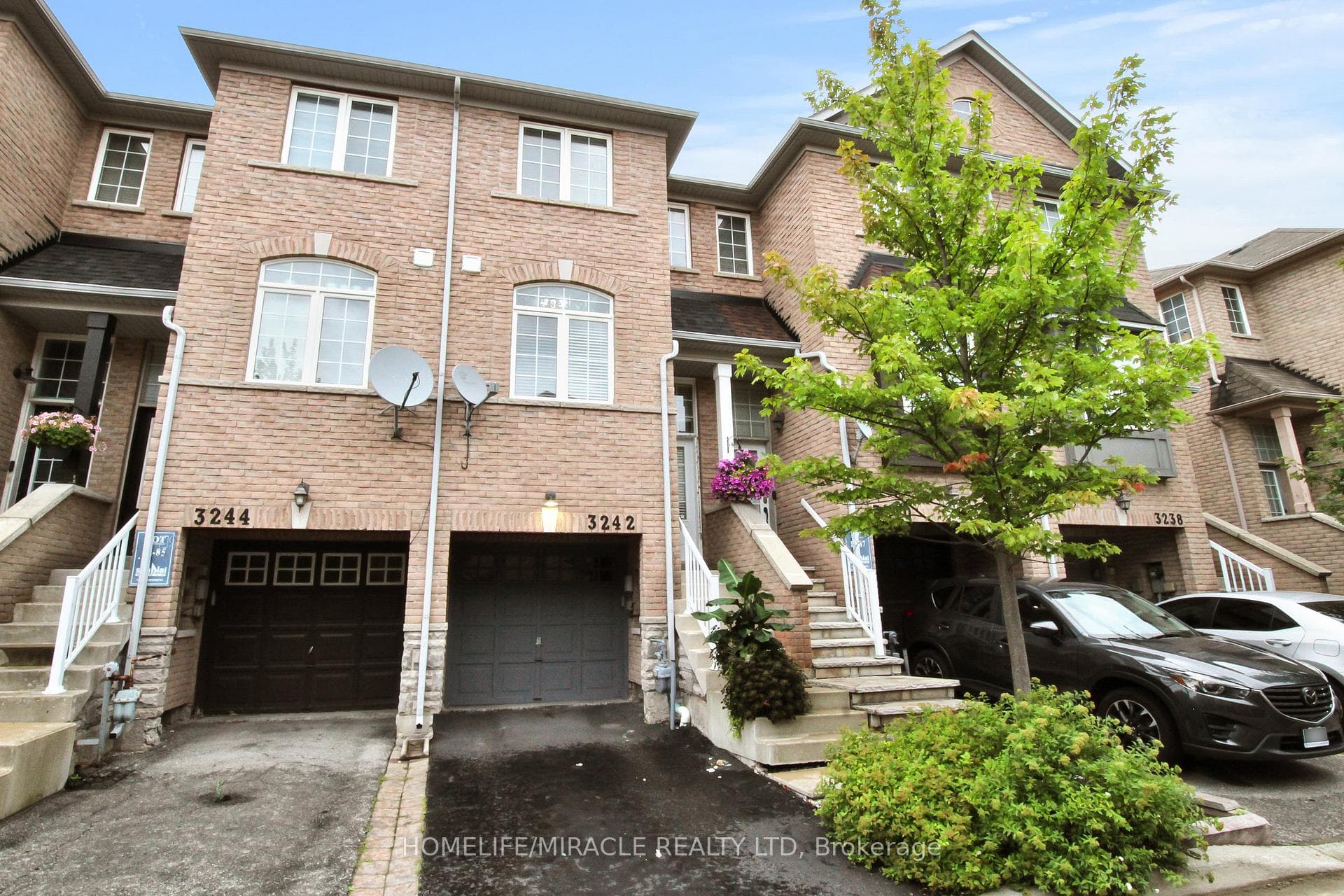 3242 Redpath Circle photo 2