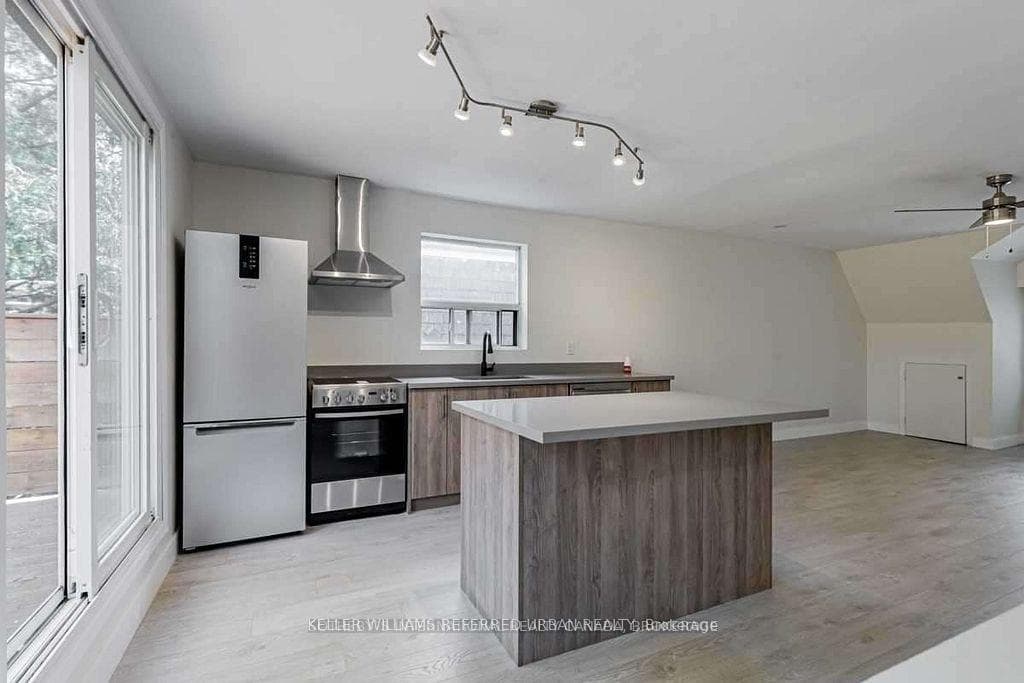29 Boulton Avenue Unit Upper photo 8