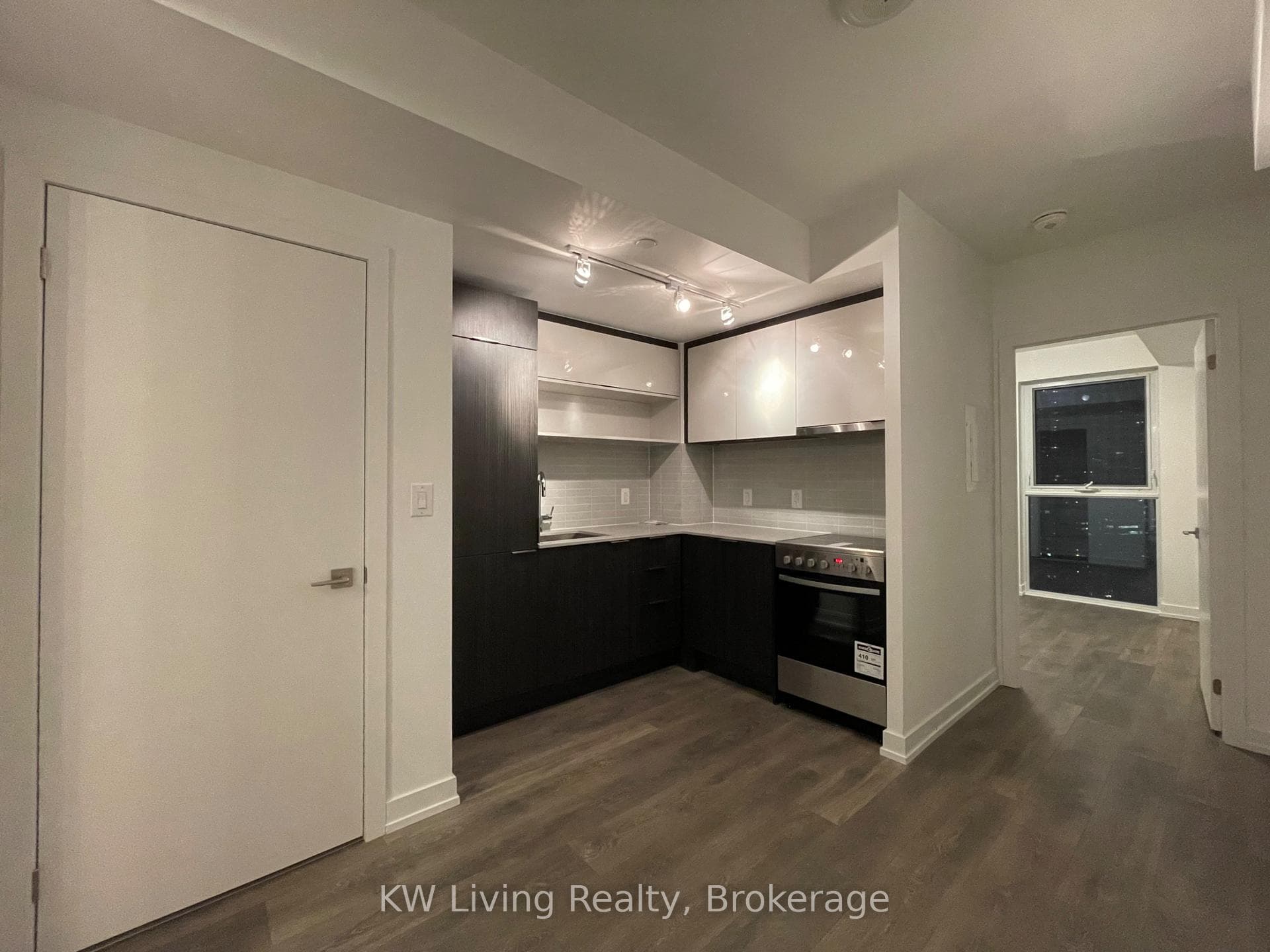 159 Wellesley Street Unit 2102 photo 5