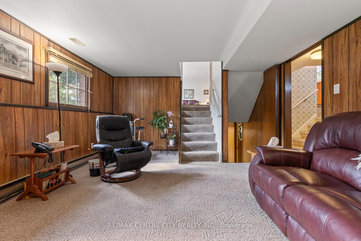 690 Grenfell Drive photo 23