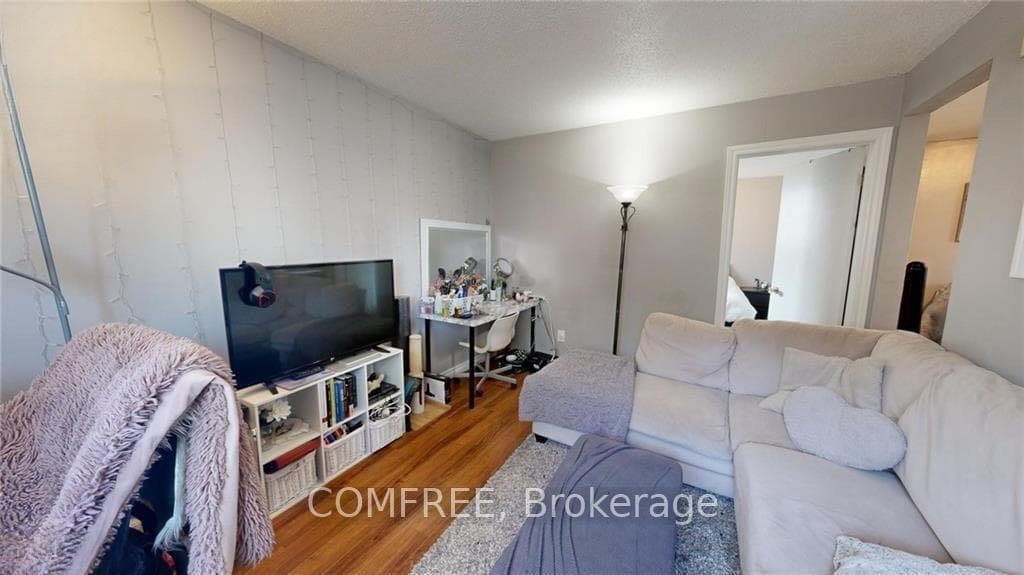 184 Simcoe Street photo 19