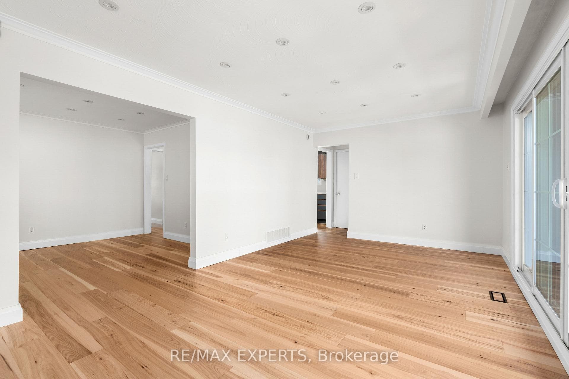 271 HARVIE Avenue Unit 3 photo 9