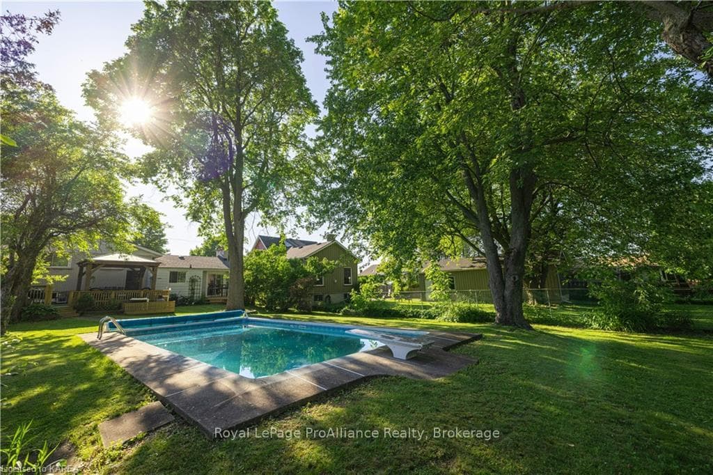 8 MONTGOMERY Boulevard photo 38