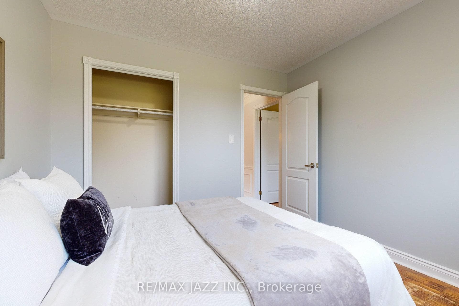 119 Lawrence Crescent photo 32