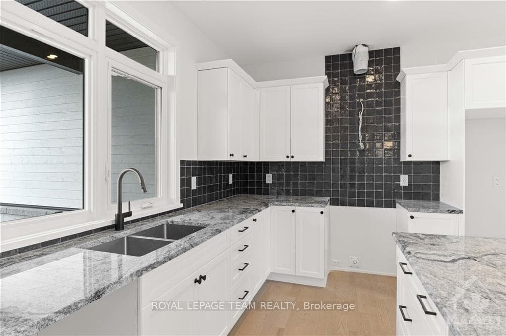 190 CASSIDY Crescent photo 5