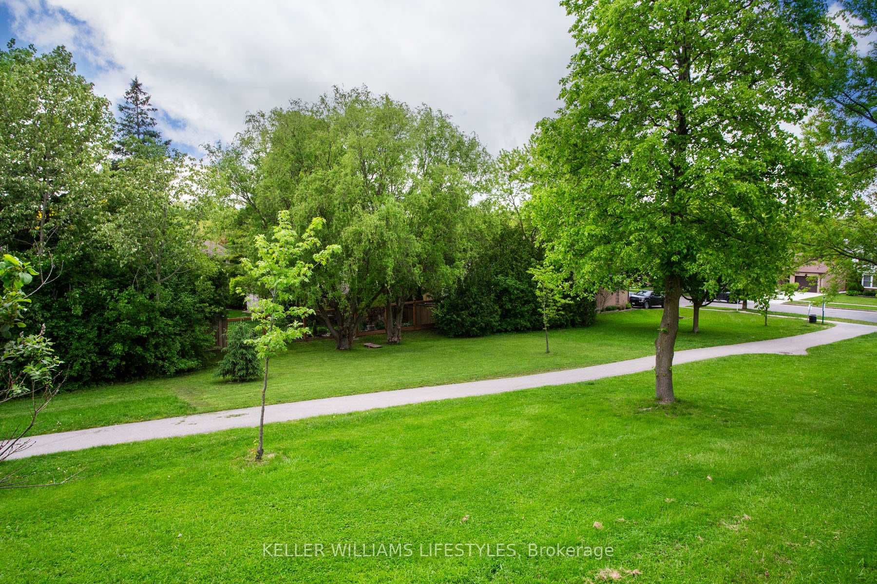 3 Pinegrove Crescent photo 37
