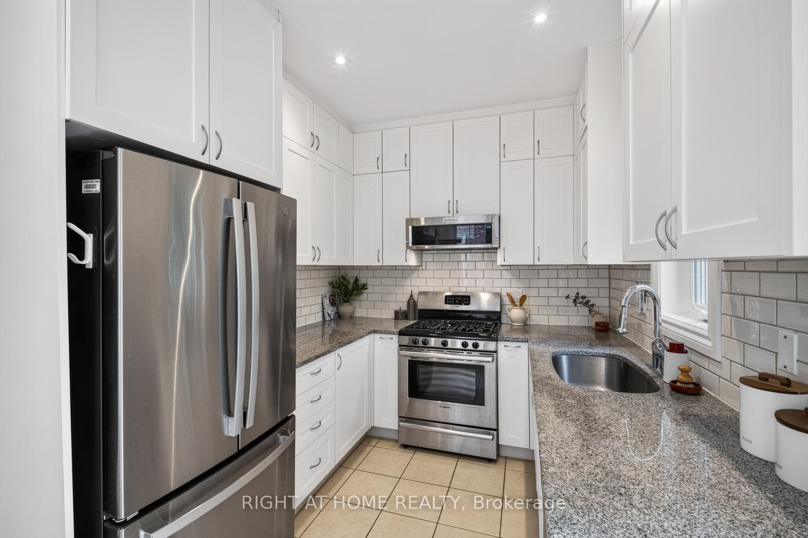 722F Kingston Road photo 11
